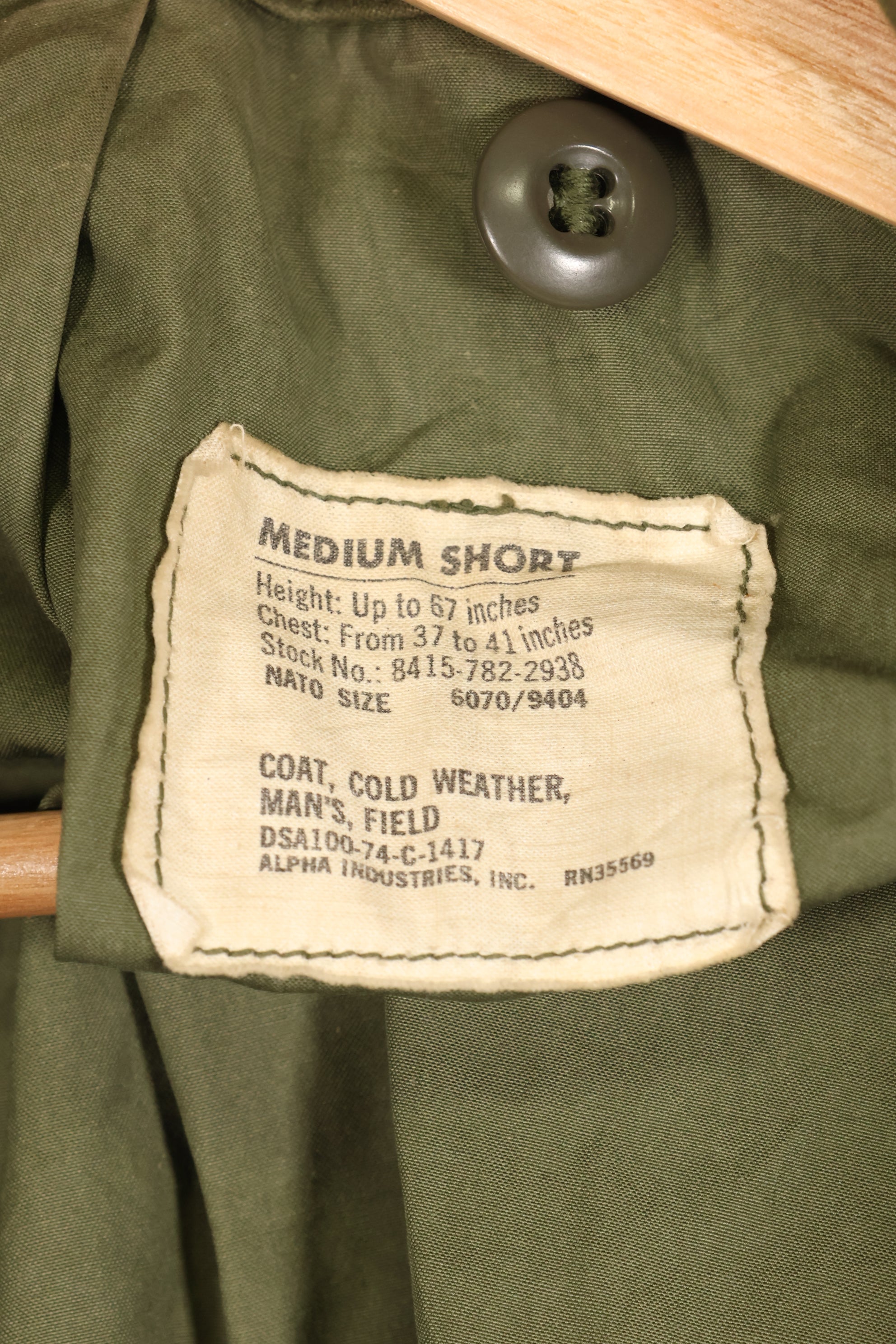 เสื้อแจ็คเก็ตสนาม M-S M65 รุ่นที่ 3 ปี 1974 มือสอง สีซีด มีแผ่นปะ