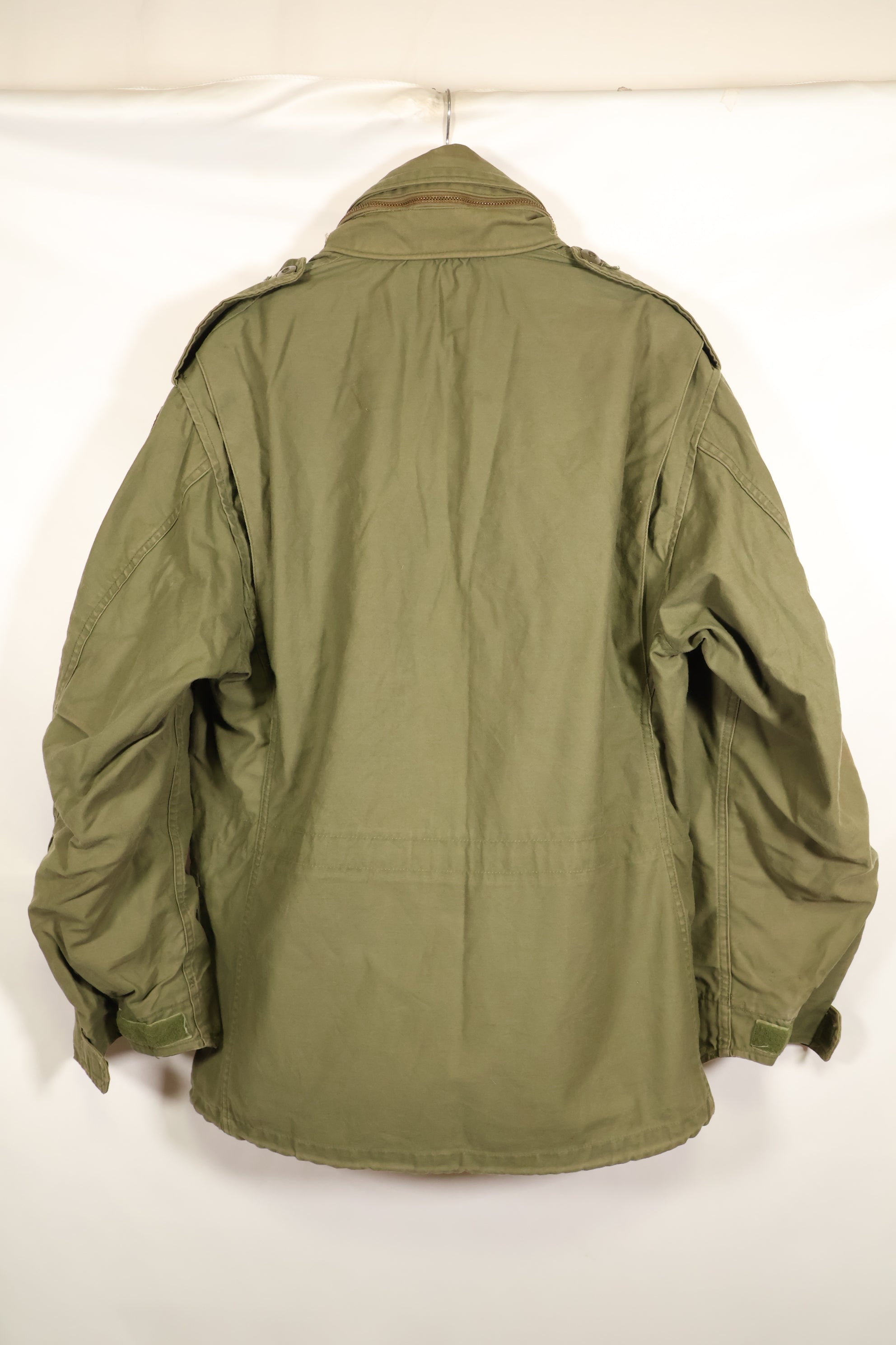 เสื้อแจ็คเก็ตสนาม M-S M65 รุ่นที่ 3 ปี 1974 มือสอง สีซีด มีแผ่นปะ