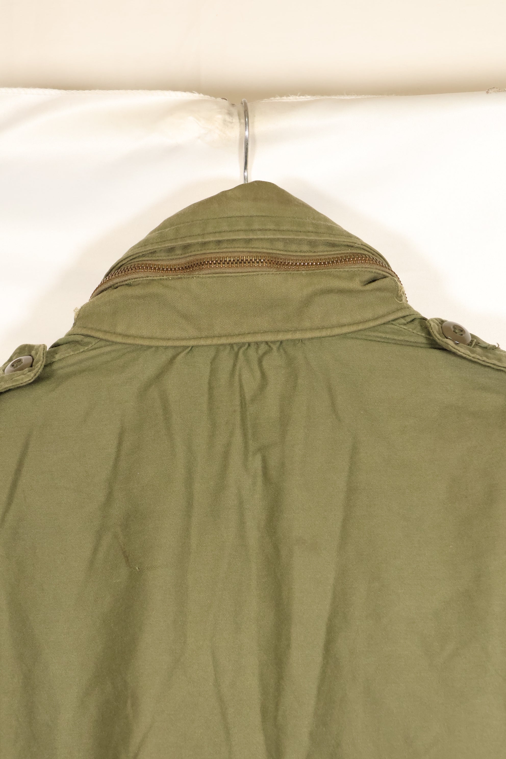 เสื้อแจ็คเก็ตสนาม M-S M65 รุ่นที่ 3 ปี 1974 มือสอง สีซีด มีแผ่นปะ