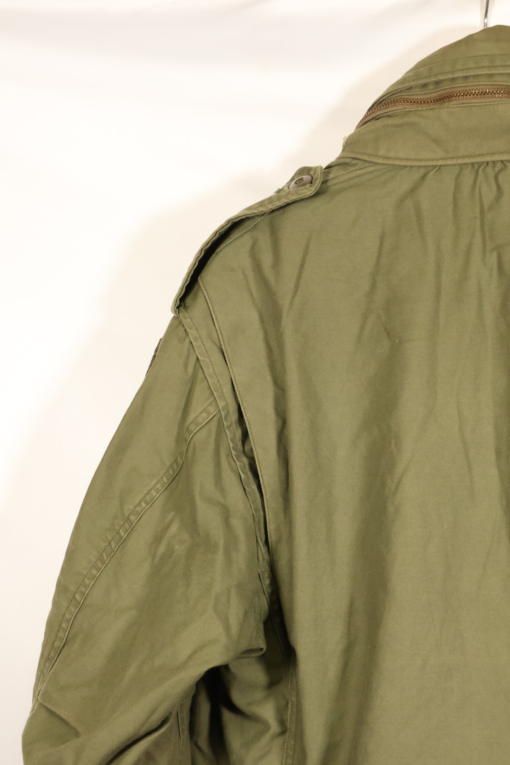 เสื้อแจ็คเก็ตสนาม M-S M65 รุ่นที่ 3 ปี 1974 มือสอง สีซีด มีแผ่นปะ