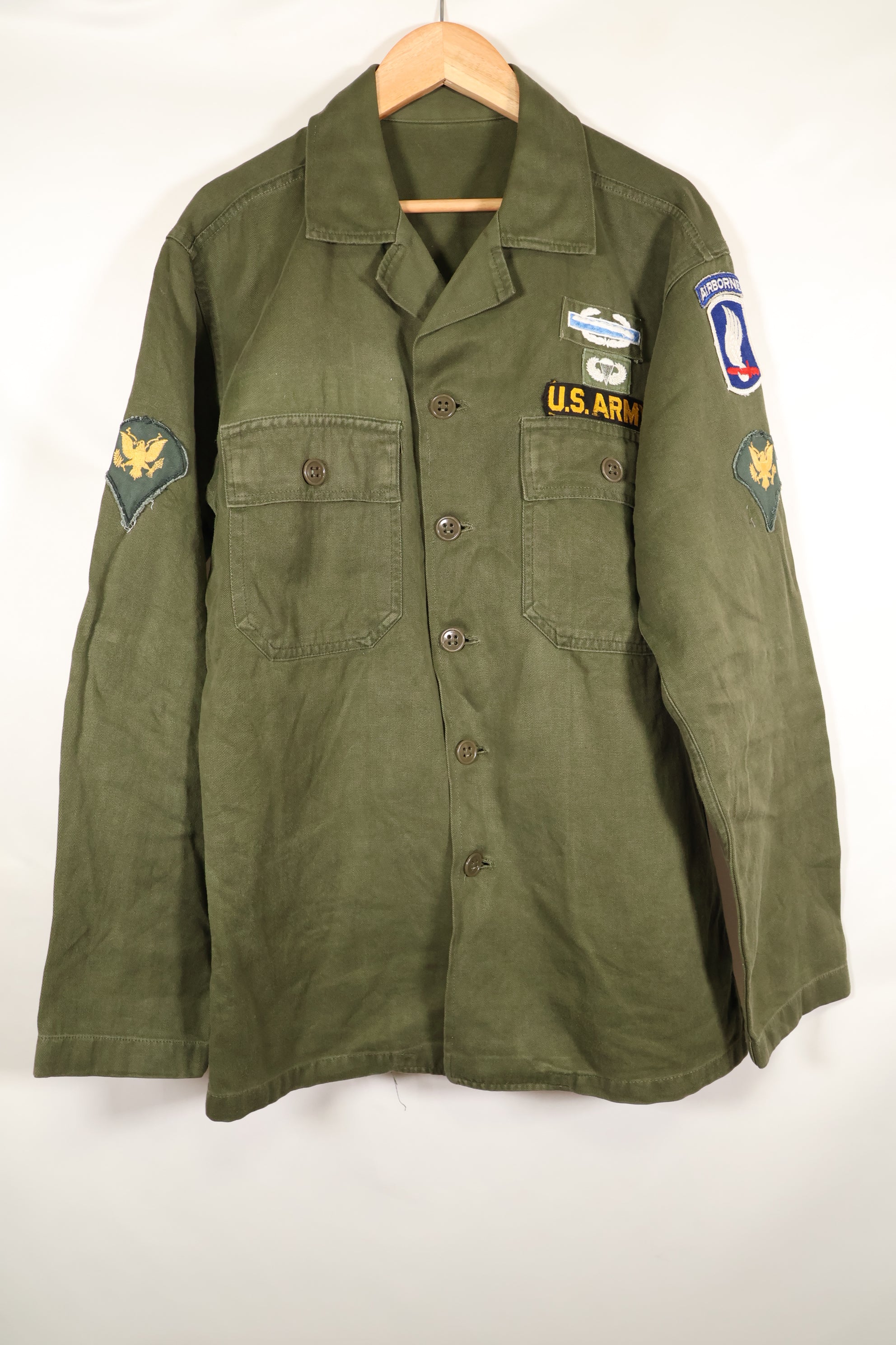 ต้นทศวรรษ 1960: กองพลทหารพลร่มที่ 173, เสื้อเชิ้ตยูทิลิตี้ OG-107, เข็มกลัดแท้, มือสอง