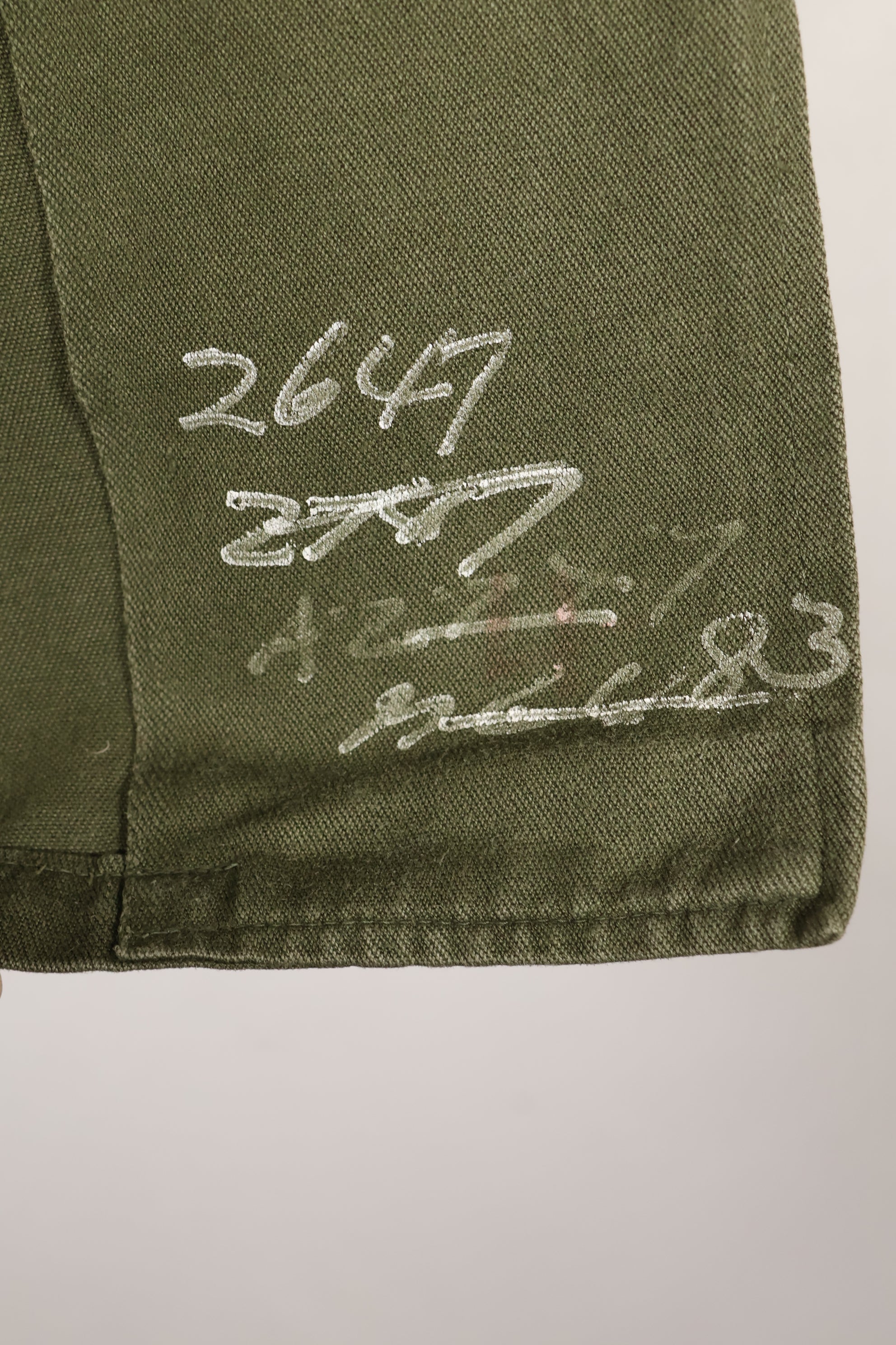 ต้นทศวรรษ 1960: กองพลทหารพลร่มที่ 173, เสื้อเชิ้ตยูทิลิตี้ OG-107, เข็มกลัดแท้, มือสอง