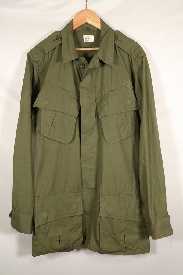 ประมาณปี 1965 – ขนาด S-L – เสื้อแจ็คเก็ตพรางลายพรางป่า รุ่นที่ 2 – มีคราบและรอยถลอก – ของมือสอง