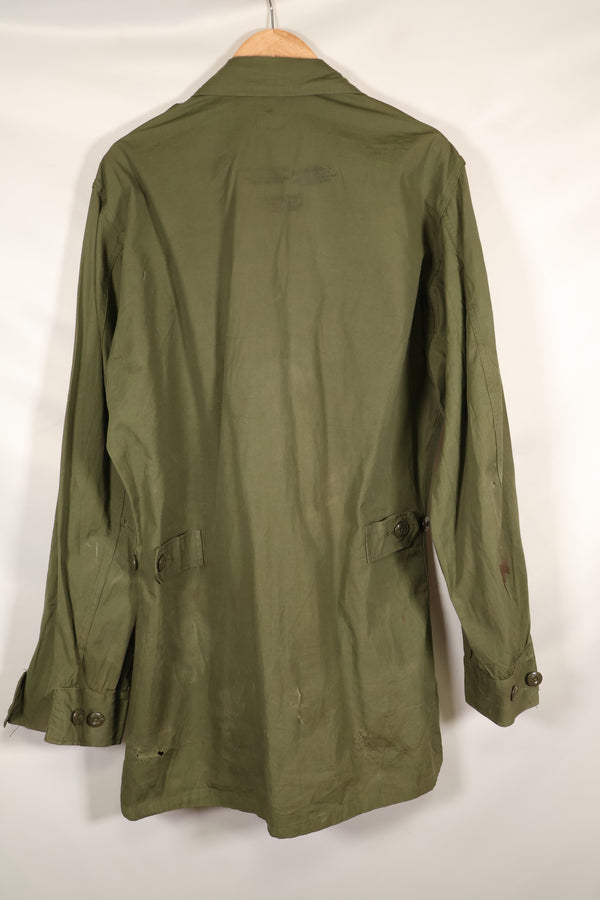 ประมาณปี 1965 – ขนาด S-L – เสื้อแจ็คเก็ตพรางลายพรางป่า รุ่นที่ 2 – มีคราบและรอยถลอก – ของมือสอง