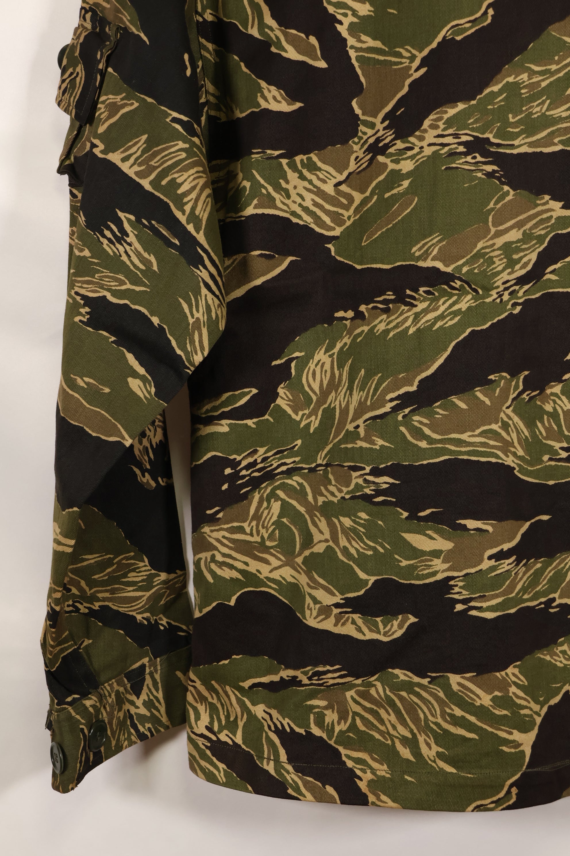 Actual deadstock Okinawa Tiger Tiger Stripe US Cut Shirt US-S Japanese mainland sewing, stained.