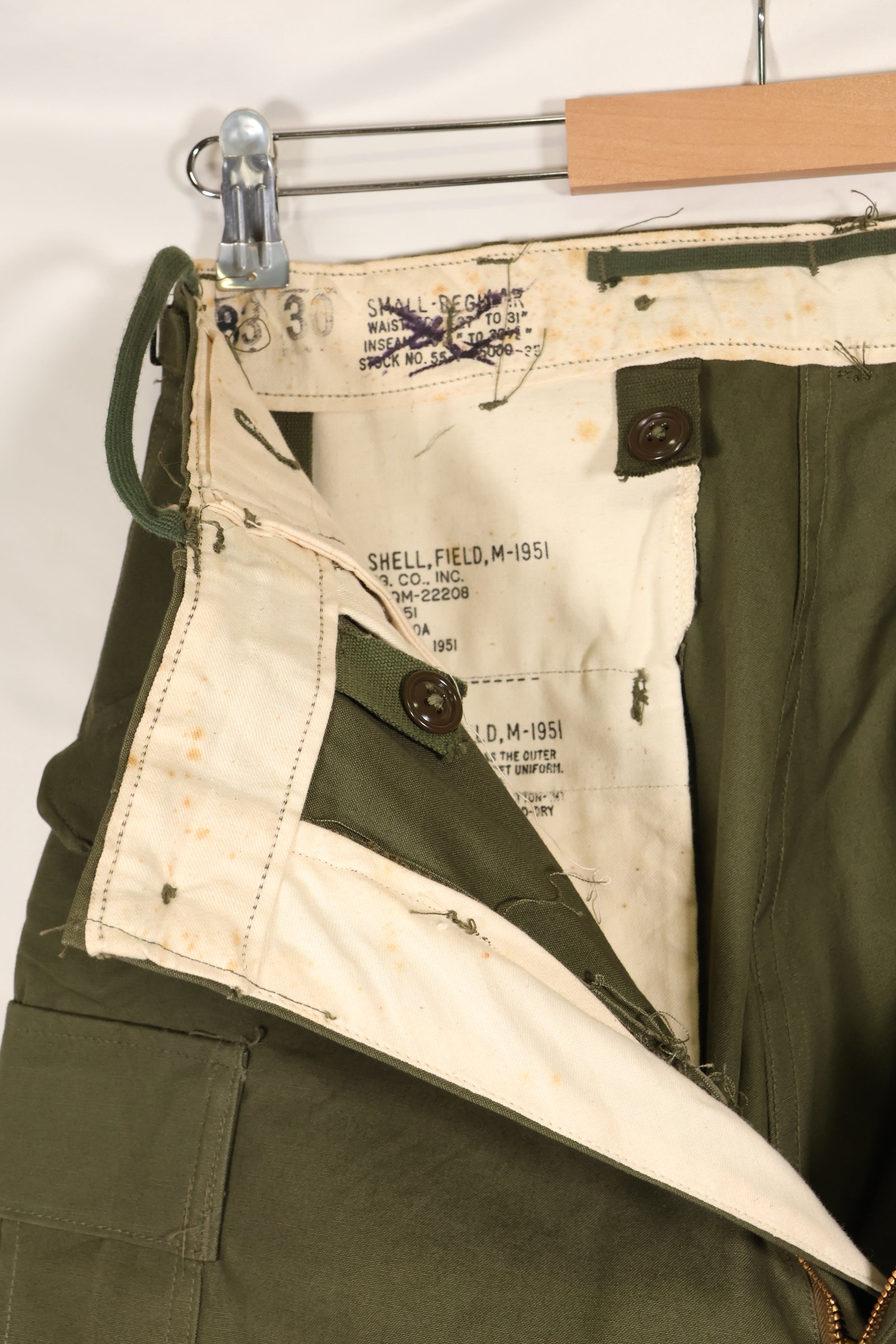สัญญาปี 1951, S-R, กองทัพสหรัฐฯ, กางเกงสนาม M51, แทบไม่เคยสวมใส่, มีคราบและสิ่งสกปรกบางแห่ง
