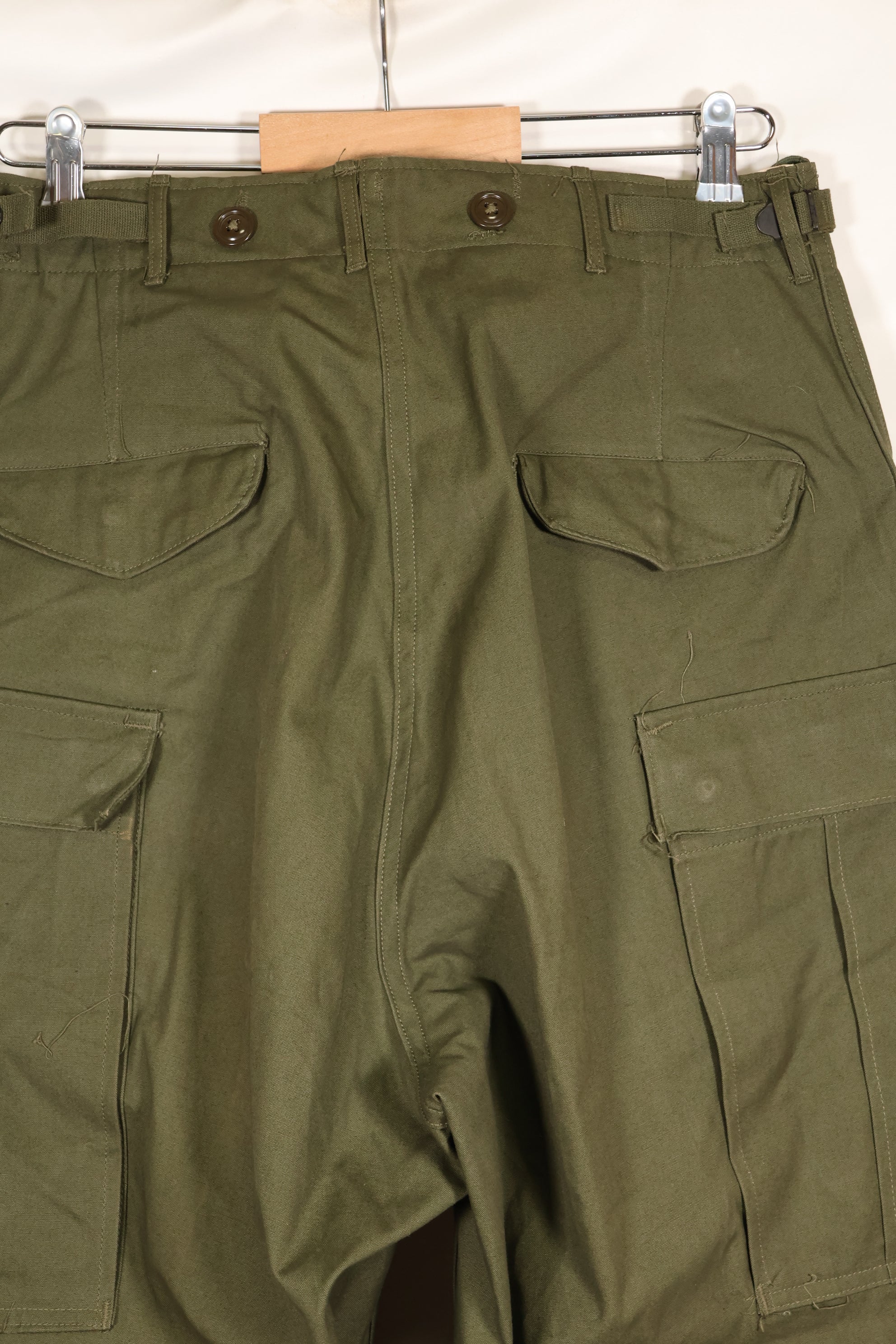 สัญญาปี 1951, S-R, กองทัพสหรัฐฯ, กางเกงสนาม M51, แทบไม่เคยสวมใส่, มีคราบและสิ่งสกปรกบางแห่ง