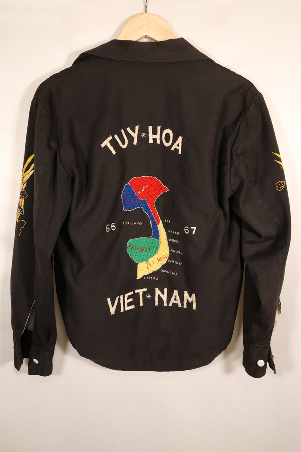 1966–67: สงครามเวียดนาม, แจ็กเก็ตทหาร, เวียดกง, ทวยโฮา, ของที่ระลึกสำหรับทหารสหรัฐฯ, สินค้ามือสอง
