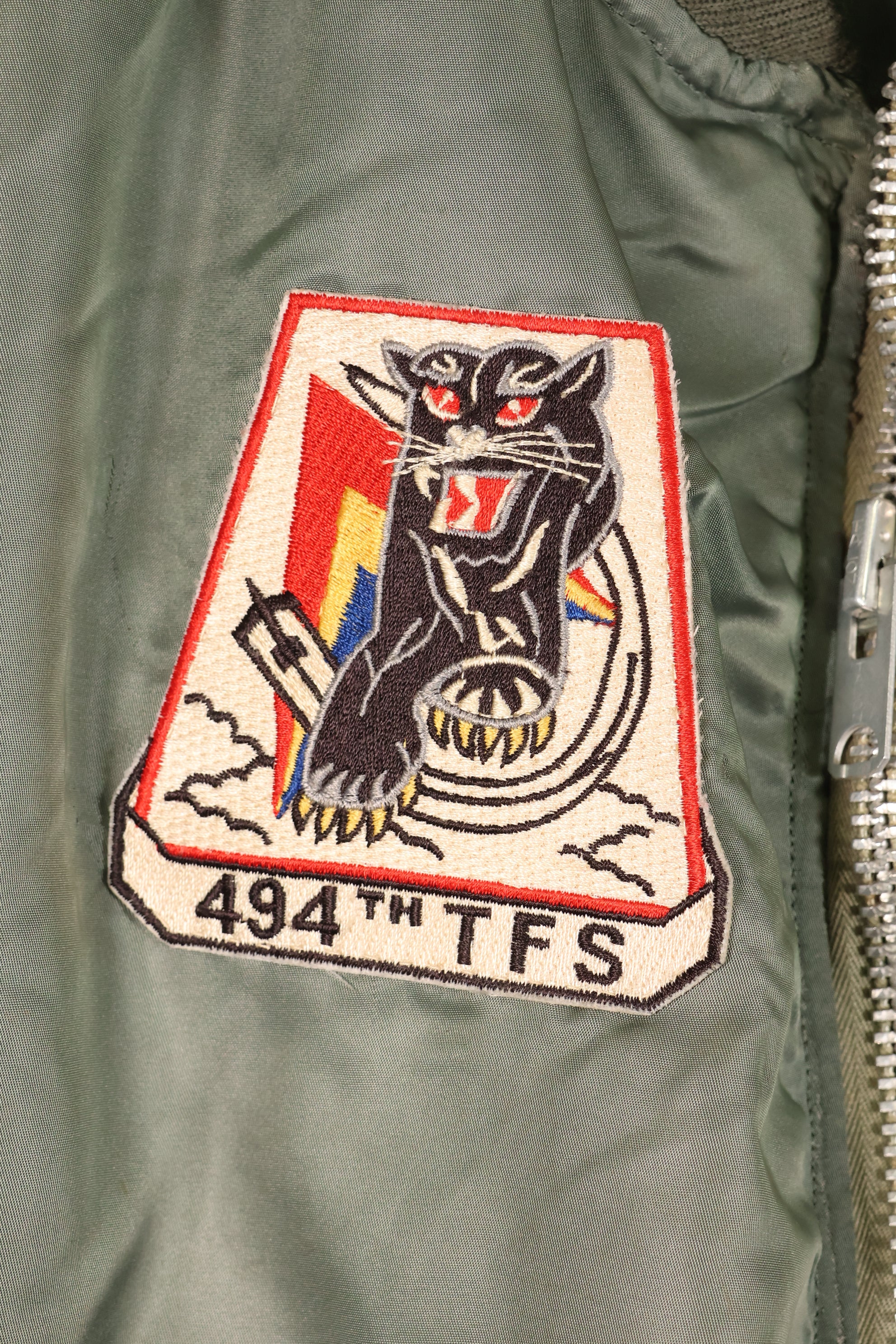 ทศวรรษ 1950, ขนาดประมาณ 40–42, แจ็คเก็ตบินของกองทัพอากาศสหรัฐฯ รุ่น B-15D, ปรับเปลี่ยนด้วยขนแกะ, มีแผ่นปะ, มือสอง