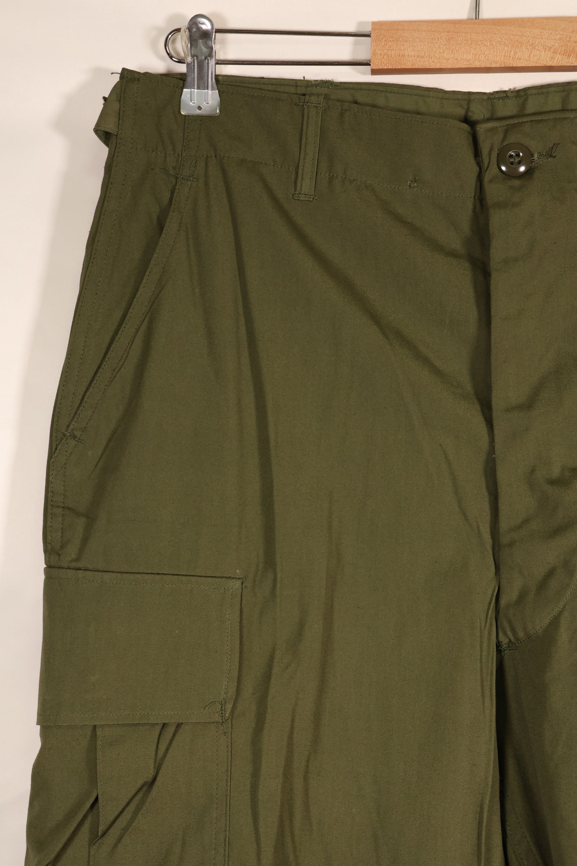 ประมาณปี 1965 – M-S – สินค้าใหม่จากคลัง – กางเกงทหารแบบ Jungle Fatigue รุ่นที่ 2 – สภาพดี　