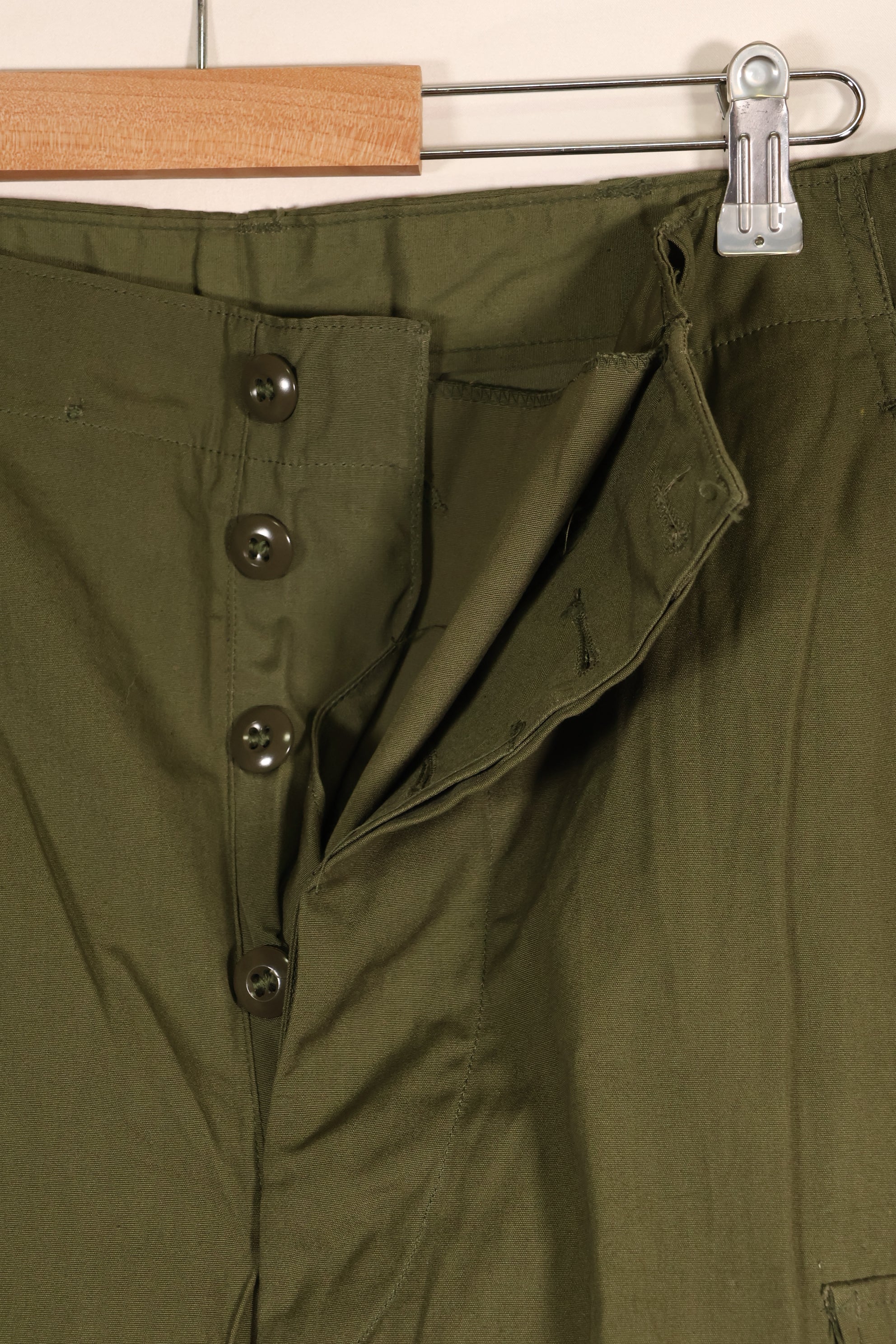 ประมาณปี 1965 – M-S – สินค้าใหม่จากคลัง – กางเกงทหารแบบ Jungle Fatigue รุ่นที่ 2 – สภาพดี　