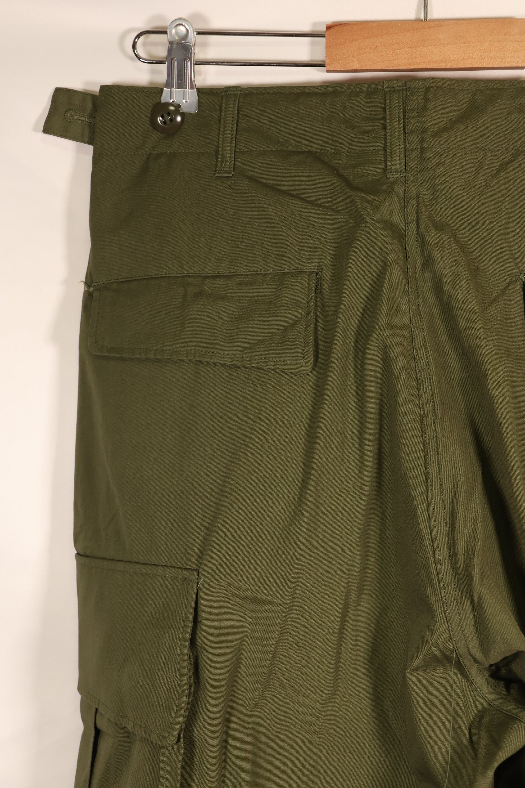 ประมาณปี 1965 – M-S – สินค้าใหม่จากคลัง – กางเกงทหารแบบ Jungle Fatigue รุ่นที่ 2 – สภาพดี　