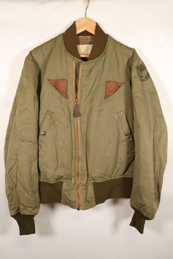 ทศวรรษ 1940, อายุประมาณ 38–40 ปี, เสื้อแจ็คเก็ตบิน B-15A ของกองทัพอากาศสหรัฐฯ (USAAF), ปรับแต่งด้วยขนแกะ, มือสอง