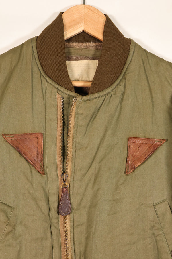 ทศวรรษ 1940, อายุประมาณ 38–40 ปี, เสื้อแจ็คเก็ตบิน B-15A ของกองทัพอากาศสหรัฐฯ (USAAF), ปรับแต่งด้วยขนแกะ, มือสอง