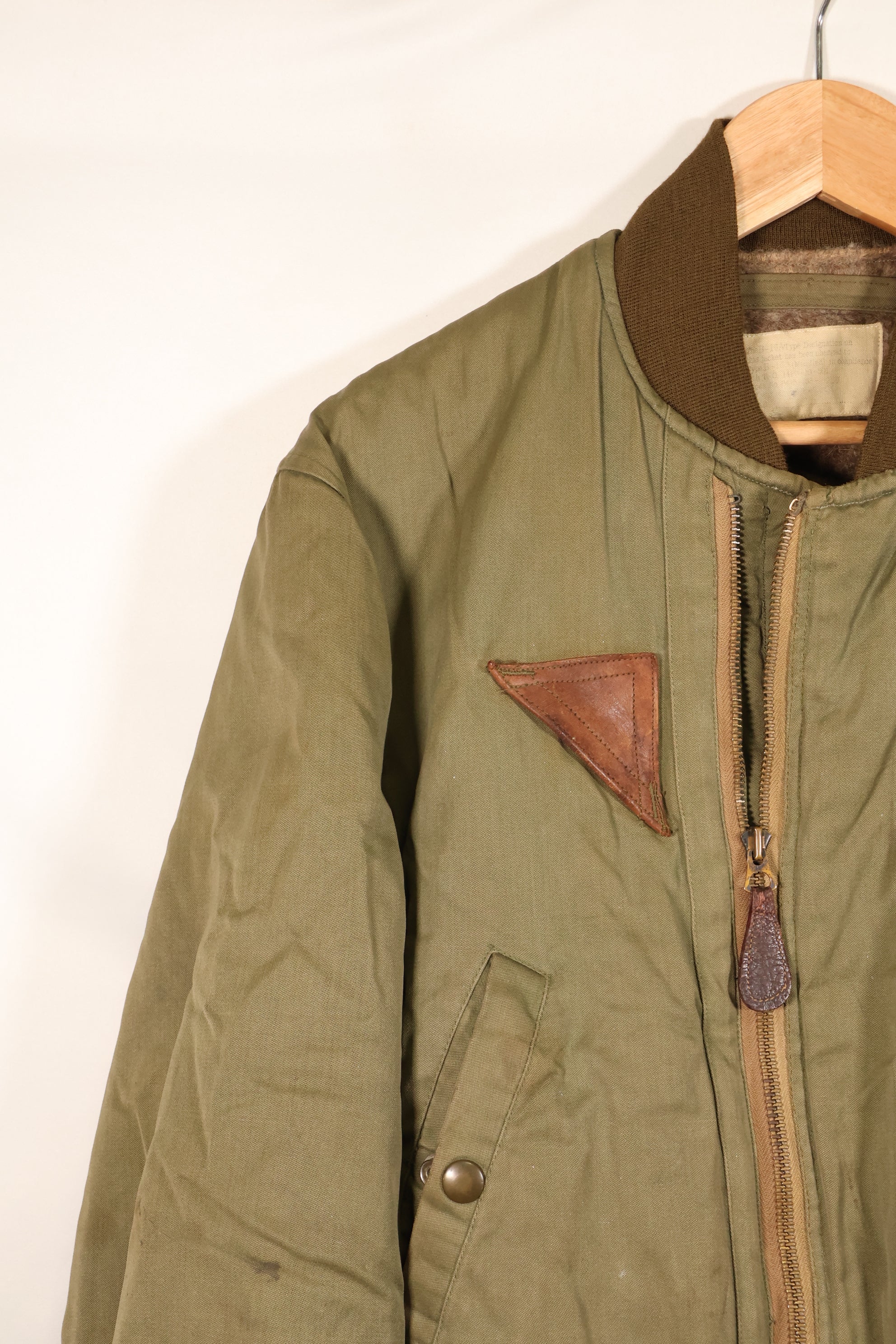 ทศวรรษ 1940, อายุประมาณ 38–40 ปี, เสื้อแจ็คเก็ตบิน B-15A ของกองทัพอากาศสหรัฐฯ (USAAF), ปรับแต่งด้วยขนแกะ, มือสอง