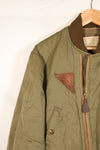 ทศวรรษ 1940, อายุประมาณ 38–40 ปี, เสื้อแจ็คเก็ตบิน B-15A ของกองทัพอากาศสหรัฐฯ (USAAF), ปรับแต่งด้วยขนแกะ, มือสอง