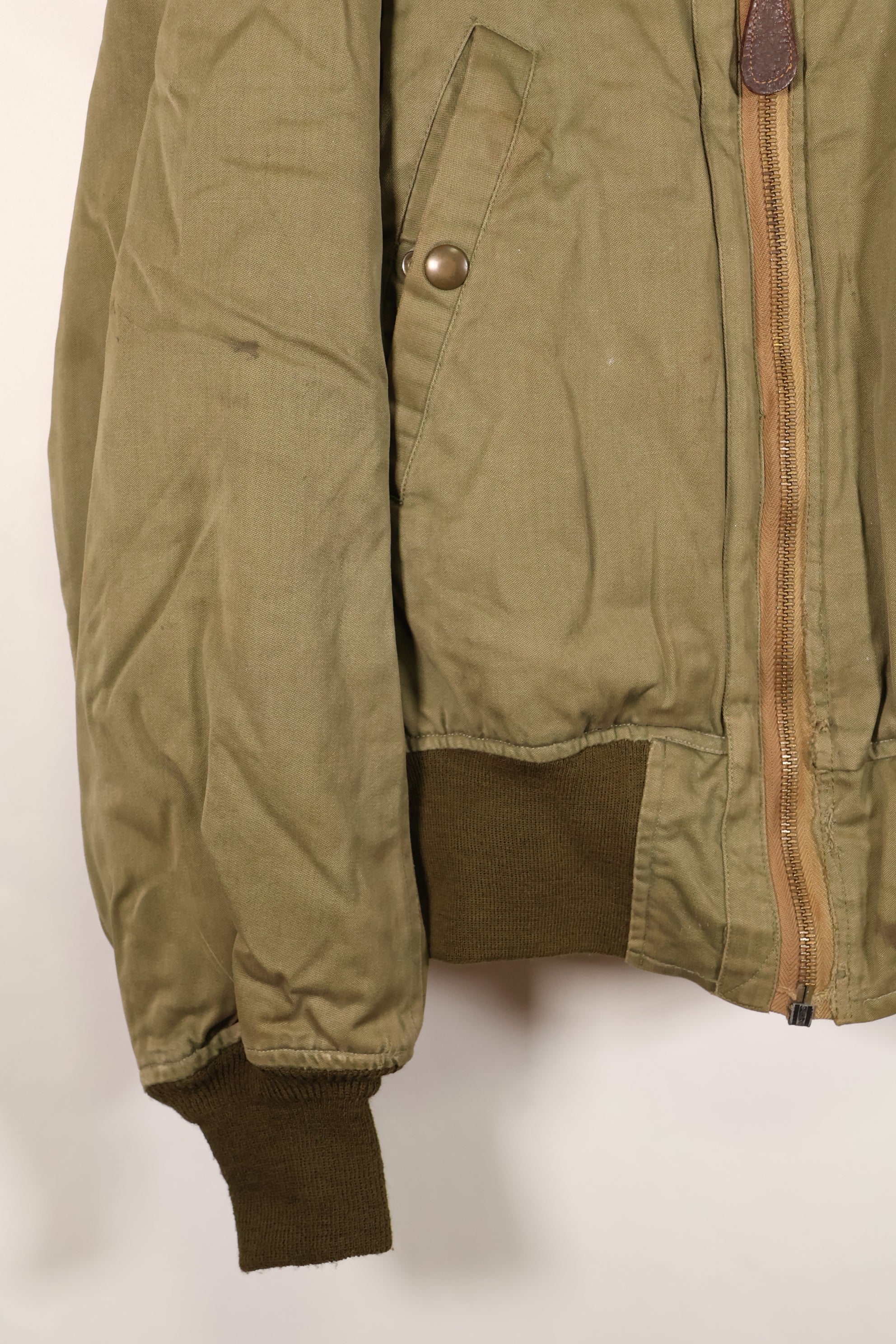 ทศวรรษ 1940, อายุประมาณ 38–40 ปี, เสื้อแจ็คเก็ตบิน B-15A ของกองทัพอากาศสหรัฐฯ (USAAF), ปรับแต่งด้วยขนแกะ, มือสอง