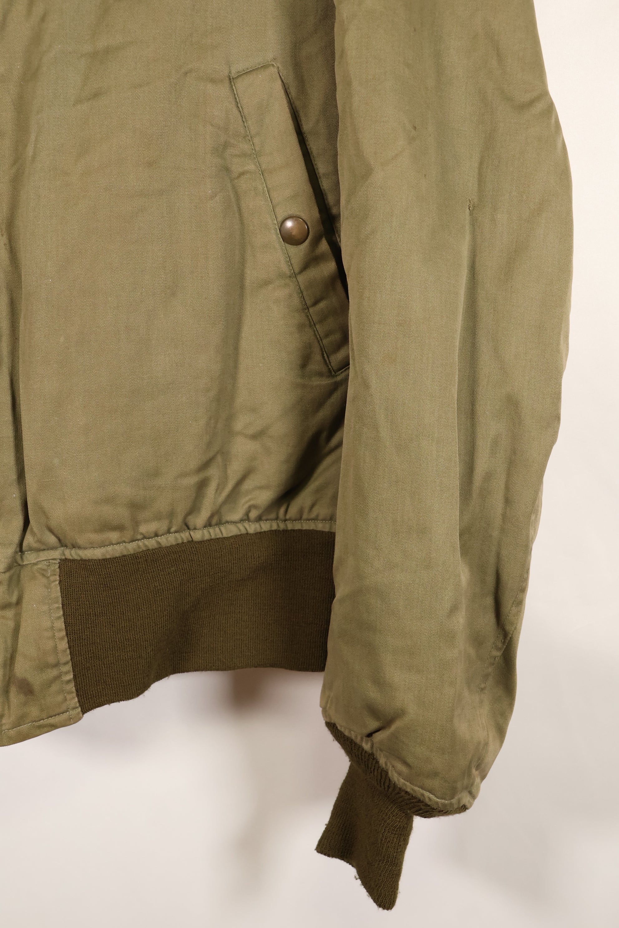 ทศวรรษ 1940, อายุประมาณ 38–40 ปี, เสื้อแจ็คเก็ตบิน B-15A ของกองทัพอากาศสหรัฐฯ (USAAF), ปรับแต่งด้วยขนแกะ, มือสอง