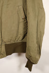 ทศวรรษ 1940, อายุประมาณ 38–40 ปี, เสื้อแจ็คเก็ตบิน B-15A ของกองทัพอากาศสหรัฐฯ (USAAF), ปรับแต่งด้วยขนแกะ, มือสอง