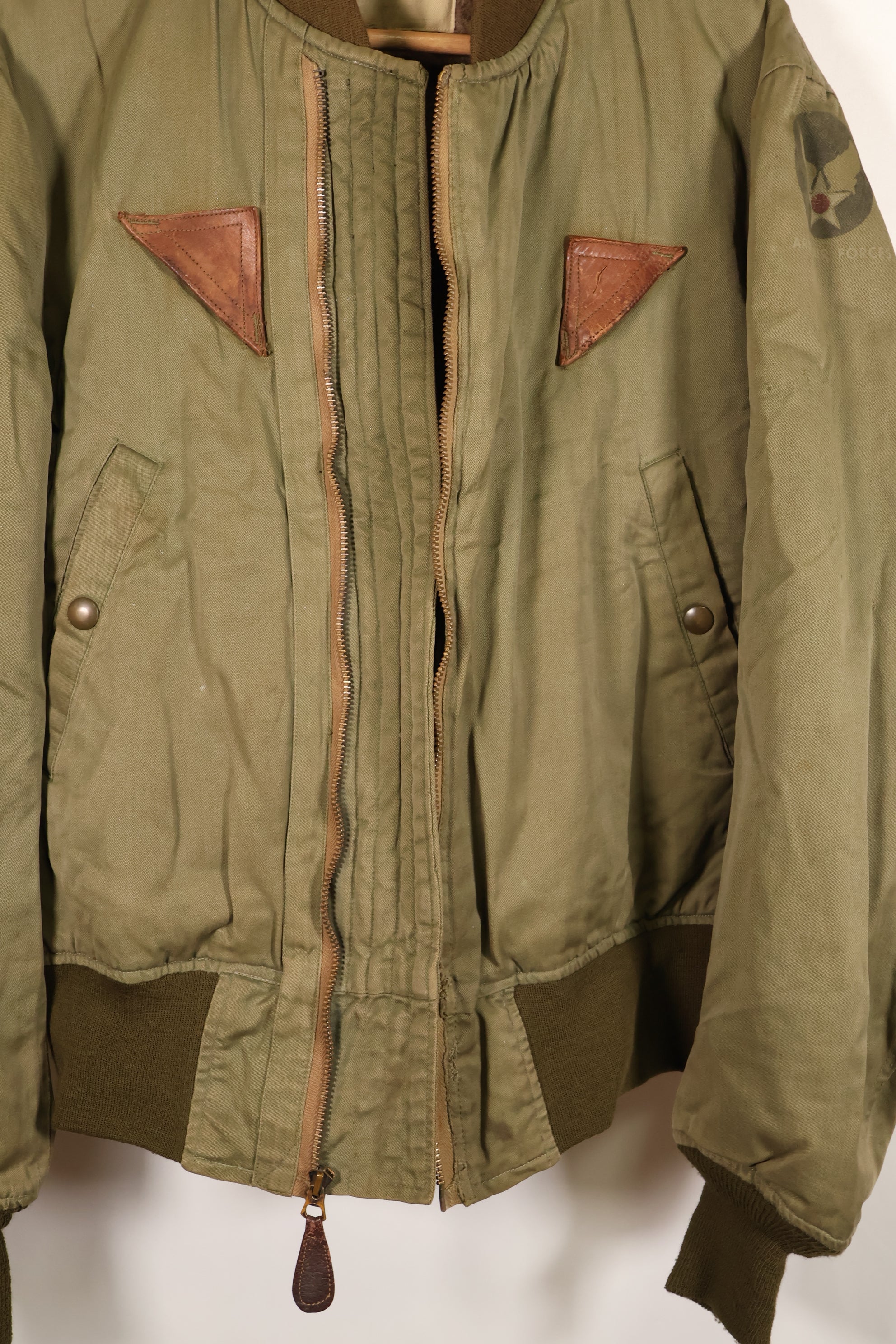 ทศวรรษ 1940, อายุประมาณ 38–40 ปี, เสื้อแจ็คเก็ตบิน B-15A ของกองทัพอากาศสหรัฐฯ (USAAF), ปรับแต่งด้วยขนแกะ, มือสอง
