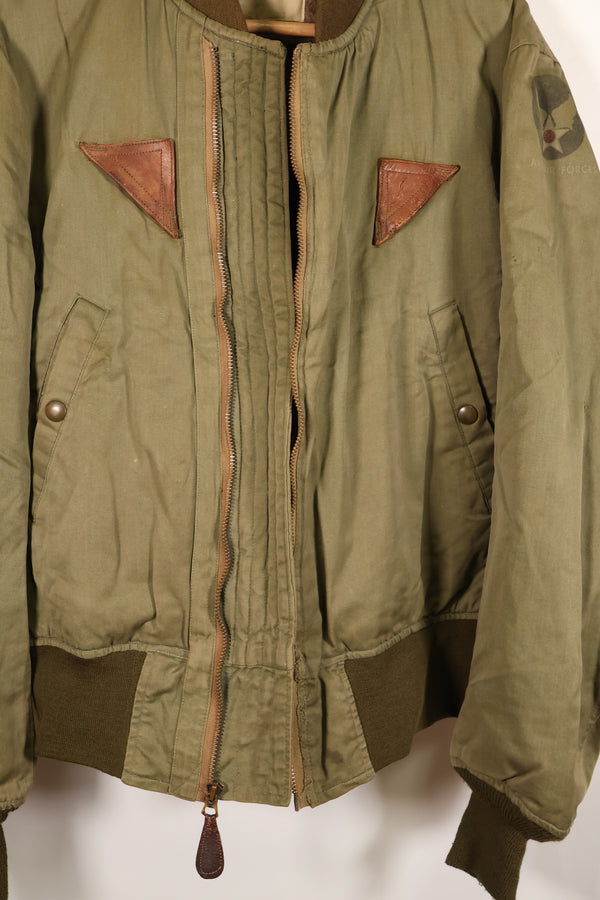 ทศวรรษ 1940, อายุประมาณ 38–40 ปี, เสื้อแจ็คเก็ตบิน B-15A ของกองทัพอากาศสหรัฐฯ (USAAF), ปรับแต่งด้วยขนแกะ, มือสอง