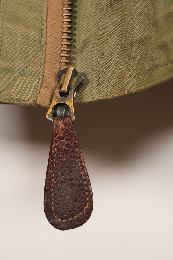 ทศวรรษ 1940, อายุประมาณ 38–40 ปี, เสื้อแจ็คเก็ตบิน B-15A ของกองทัพอากาศสหรัฐฯ (USAAF), ปรับแต่งด้วยขนแกะ, มือสอง