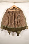ทศวรรษ 1940, อายุประมาณ 38–40 ปี, เสื้อแจ็คเก็ตบิน B-15A ของกองทัพอากาศสหรัฐฯ (USAAF), ปรับแต่งด้วยขนแกะ, มือสอง