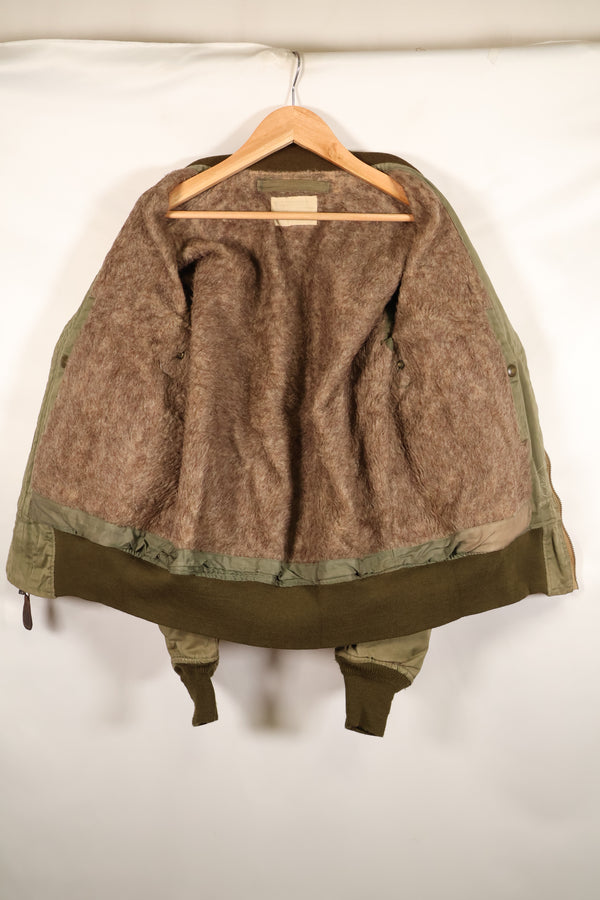 ทศวรรษ 1940, อายุประมาณ 38–40 ปี, เสื้อแจ็คเก็ตบิน B-15A ของกองทัพอากาศสหรัฐฯ (USAAF), ปรับแต่งด้วยขนแกะ, มือสอง