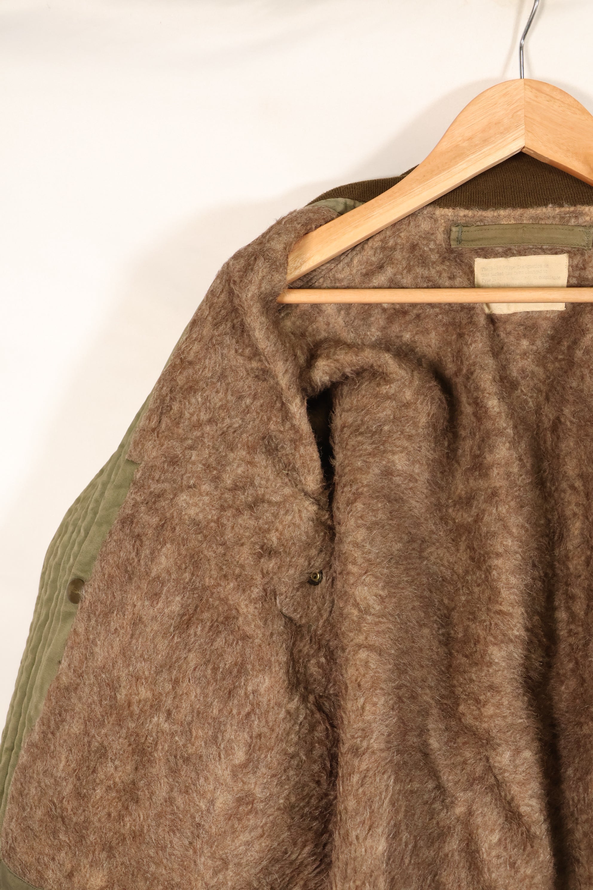 ทศวรรษ 1940, อายุประมาณ 38–40 ปี, เสื้อแจ็คเก็ตบิน B-15A ของกองทัพอากาศสหรัฐฯ (USAAF), ปรับแต่งด้วยขนแกะ, มือสอง