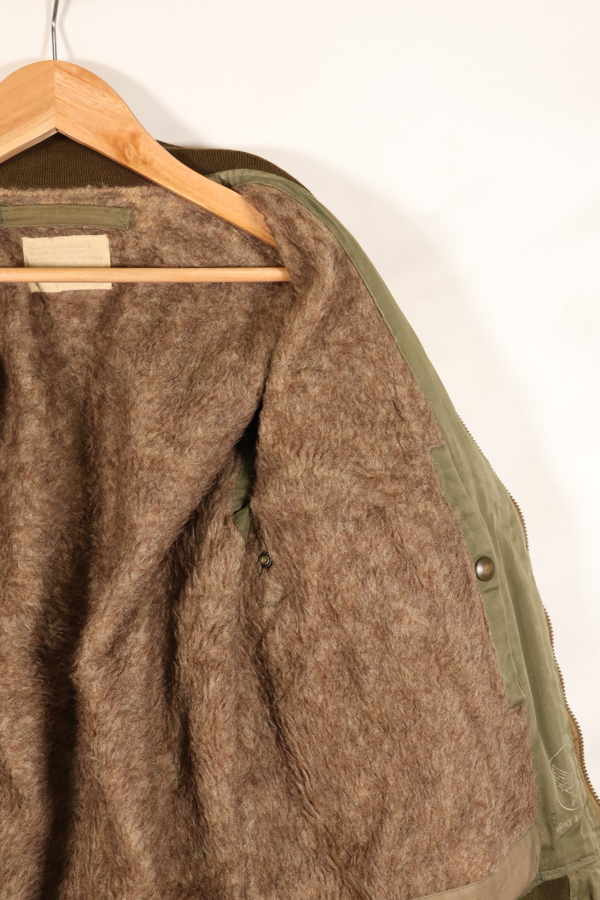 ทศวรรษ 1940, อายุประมาณ 38–40 ปี, เสื้อแจ็คเก็ตบิน B-15A ของกองทัพอากาศสหรัฐฯ (USAAF), ปรับแต่งด้วยขนแกะ, มือสอง
