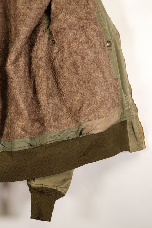 ทศวรรษ 1940, อายุประมาณ 38–40 ปี, เสื้อแจ็คเก็ตบิน B-15A ของกองทัพอากาศสหรัฐฯ (USAAF), ปรับแต่งด้วยขนแกะ, มือสอง