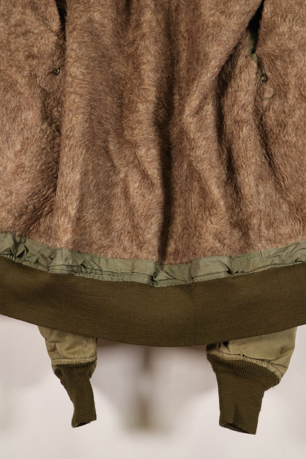 ทศวรรษ 1940, อายุประมาณ 38–40 ปี, เสื้อแจ็คเก็ตบิน B-15A ของกองทัพอากาศสหรัฐฯ (USAAF), ปรับแต่งด้วยขนแกะ, มือสอง