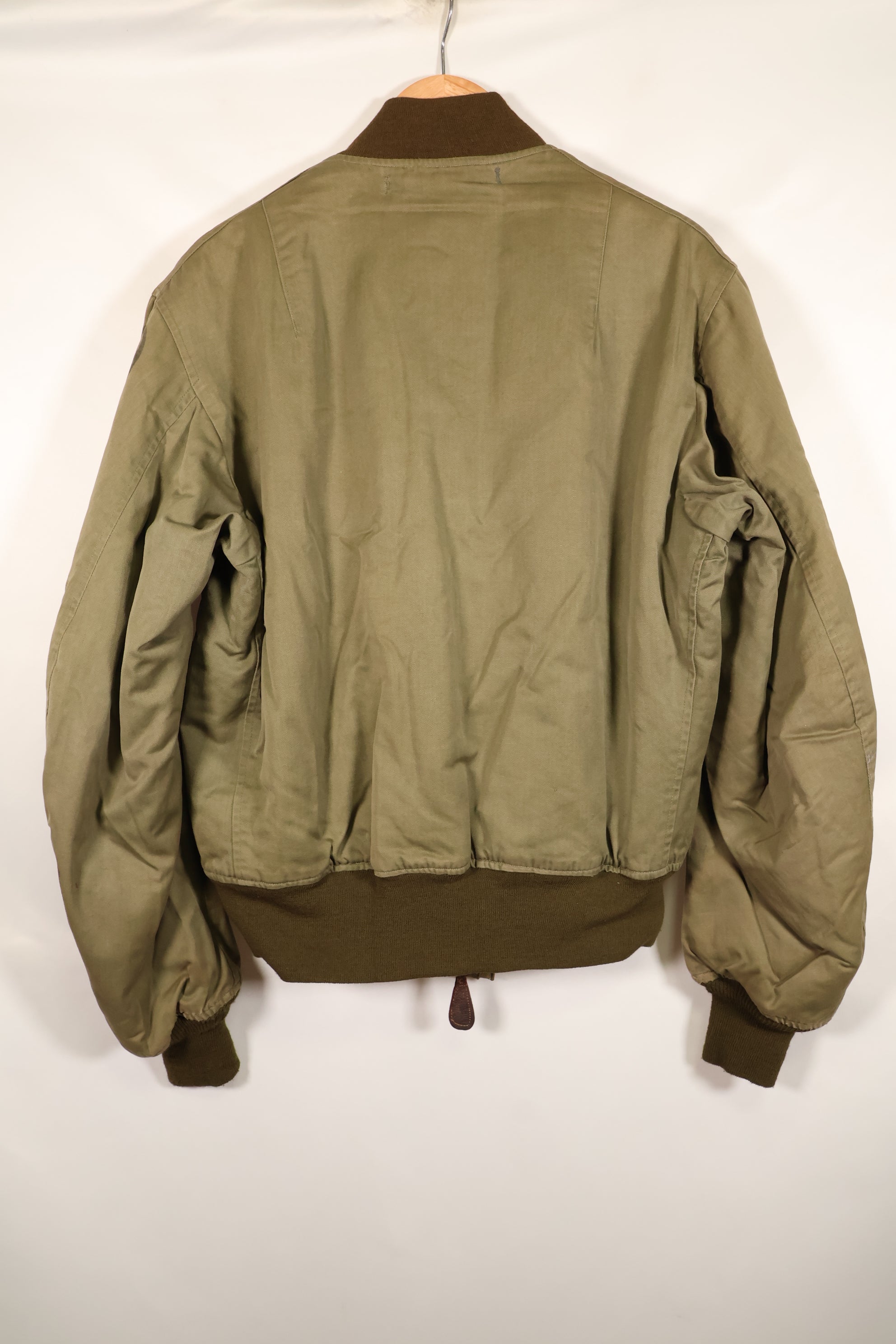 ทศวรรษ 1940, อายุประมาณ 38–40 ปี, เสื้อแจ็คเก็ตบิน B-15A ของกองทัพอากาศสหรัฐฯ (USAAF), ปรับแต่งด้วยขนแกะ, มือสอง