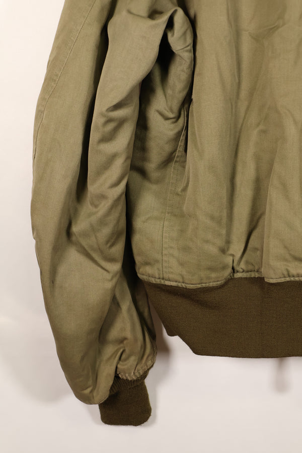 ทศวรรษ 1940, อายุประมาณ 38–40 ปี, เสื้อแจ็คเก็ตบิน B-15A ของกองทัพอากาศสหรัฐฯ (USAAF), ปรับแต่งด้วยขนแกะ, มือสอง