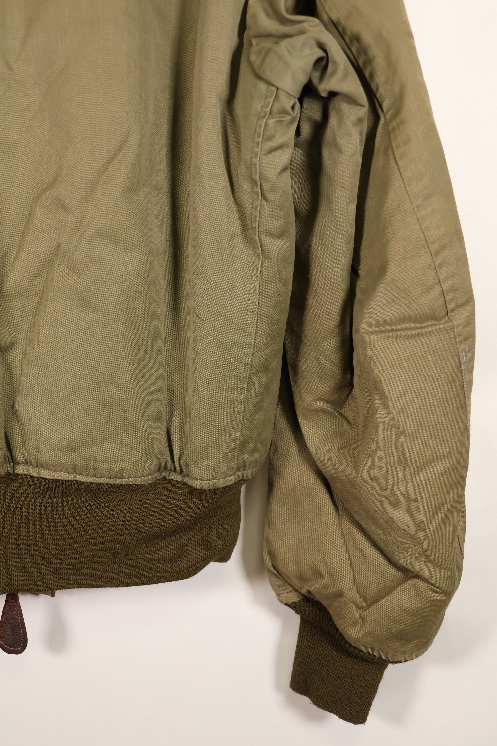 ทศวรรษ 1940, อายุประมาณ 38–40 ปี, เสื้อแจ็คเก็ตบิน B-15A ของกองทัพอากาศสหรัฐฯ (USAAF), ปรับแต่งด้วยขนแกะ, มือสอง