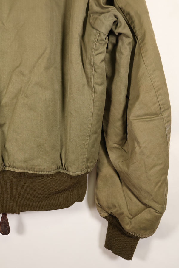 ทศวรรษ 1940, อายุประมาณ 38–40 ปี, เสื้อแจ็คเก็ตบิน B-15A ของกองทัพอากาศสหรัฐฯ (USAAF), ปรับแต่งด้วยขนแกะ, มือสอง