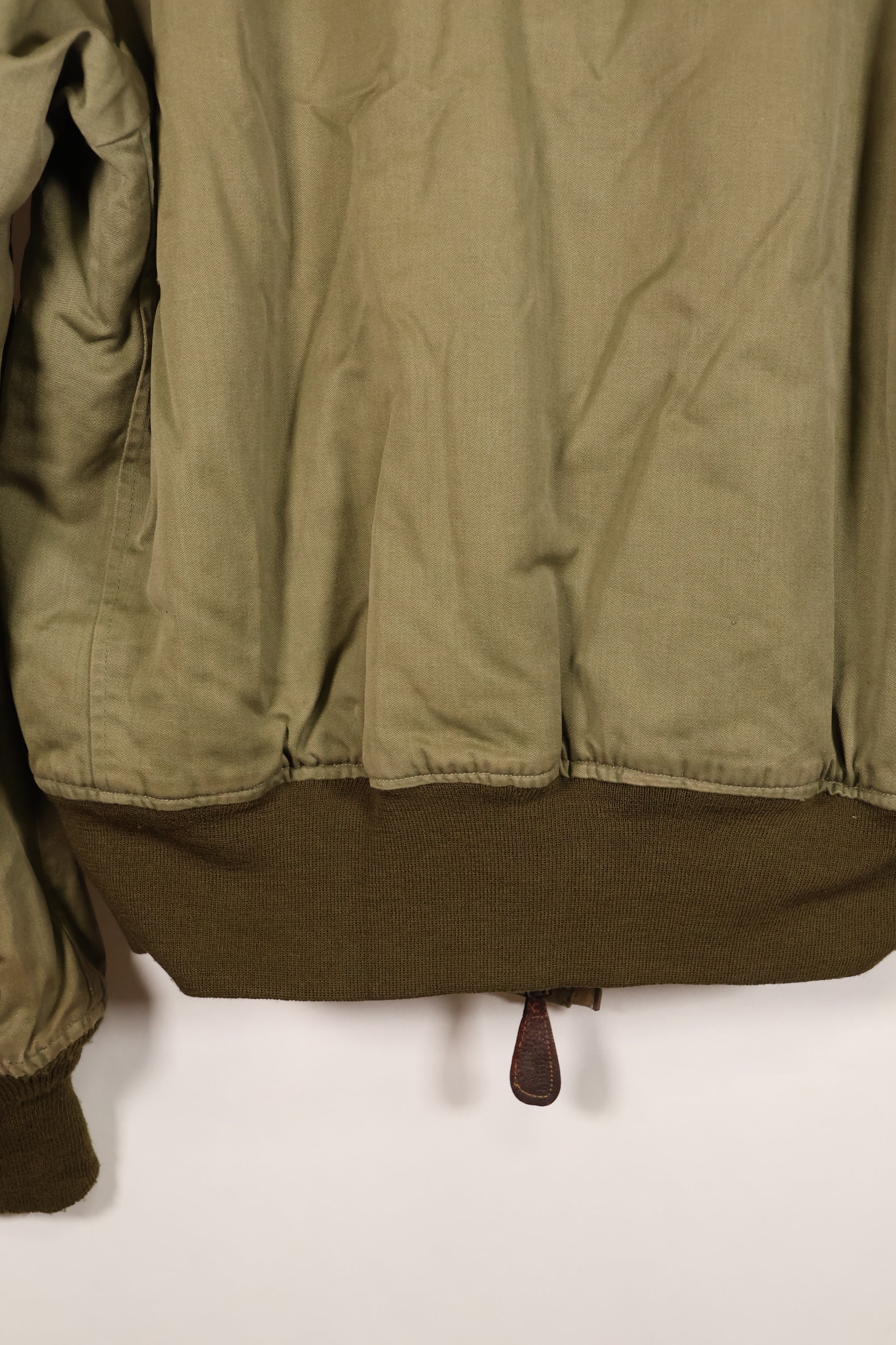ทศวรรษ 1940, อายุประมาณ 38–40 ปี, เสื้อแจ็คเก็ตบิน B-15A ของกองทัพอากาศสหรัฐฯ (USAAF), ปรับแต่งด้วยขนแกะ, มือสอง