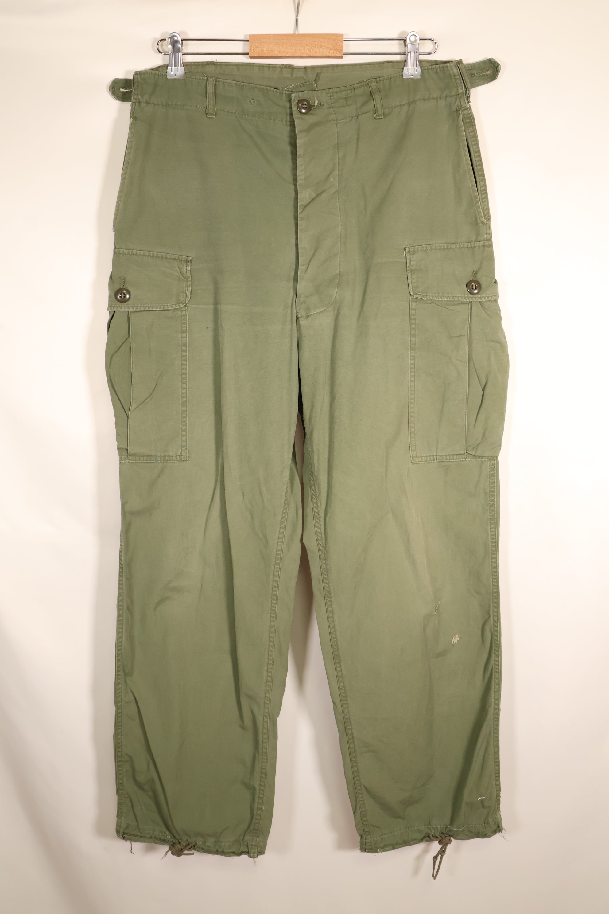 สัญญาปี 1963 – คาดว่าเป็นกางเกงทหารแบบ Jungle Fatigue รุ่นที่ 1 ของ M-S – มีสีจางบางส่วน – มือสอง