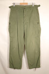 สัญญาปี 1963 – คาดว่าเป็นกางเกงทหารแบบ Jungle Fatigue รุ่นที่ 1 ของ M-S – มีสีจางบางส่วน – มือสอง
