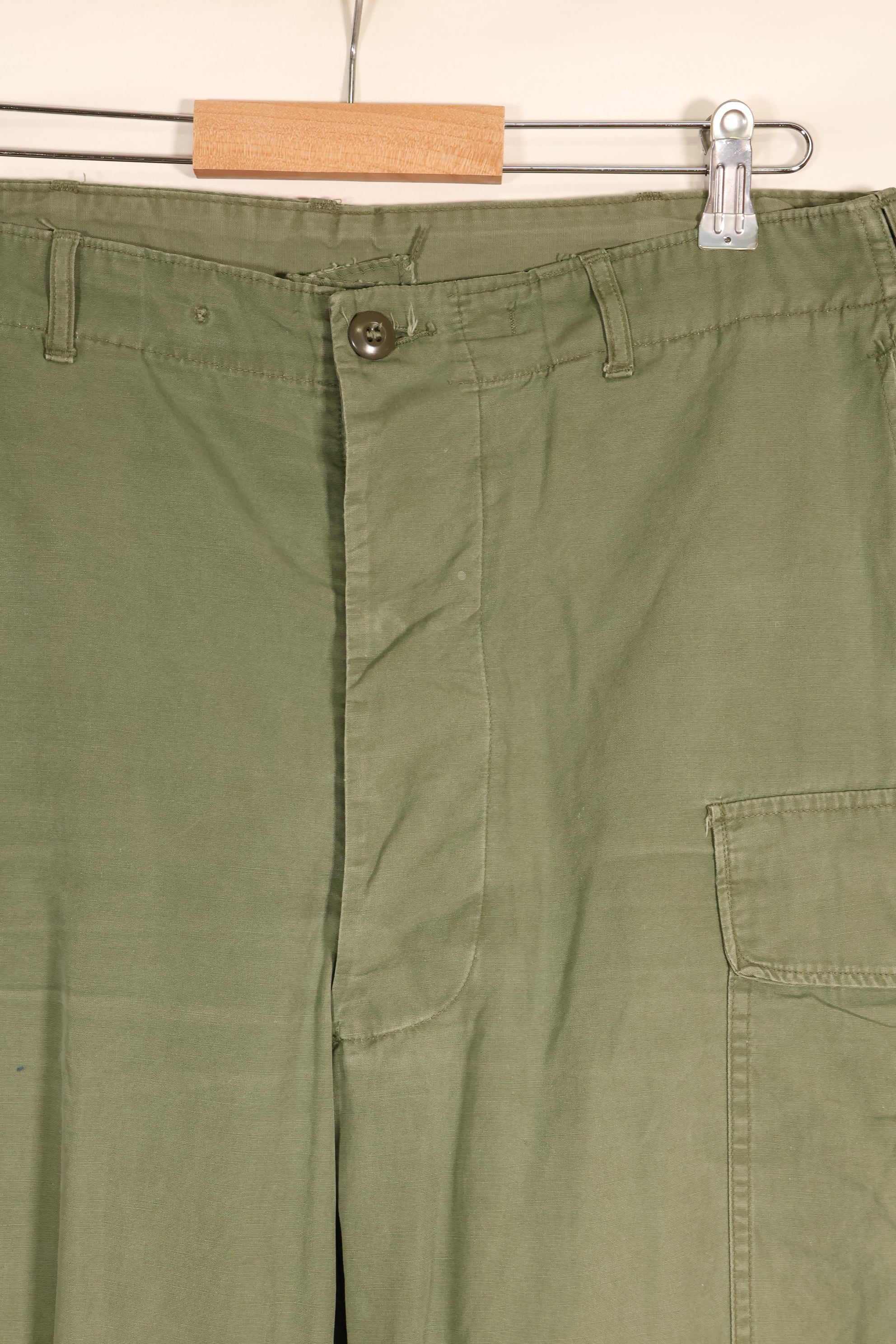 สัญญาปี 1963 – คาดว่าเป็นกางเกงทหารแบบ Jungle Fatigue รุ่นที่ 1 ของ M-S – มีสีจางบางส่วน – มือสอง