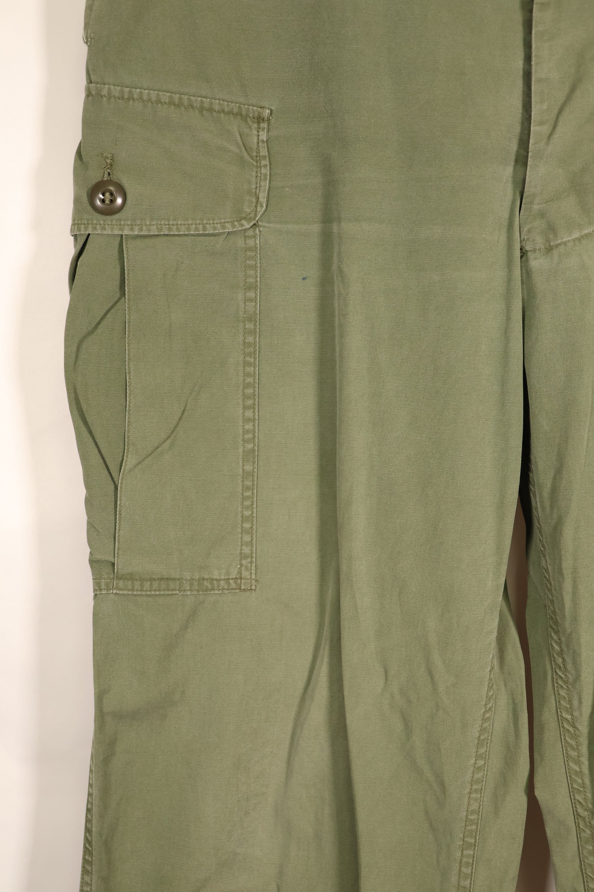 สัญญาปี 1963 – คาดว่าเป็นกางเกงทหารแบบ Jungle Fatigue รุ่นที่ 1 ของ M-S – มีสีจางบางส่วน – มือสอง
