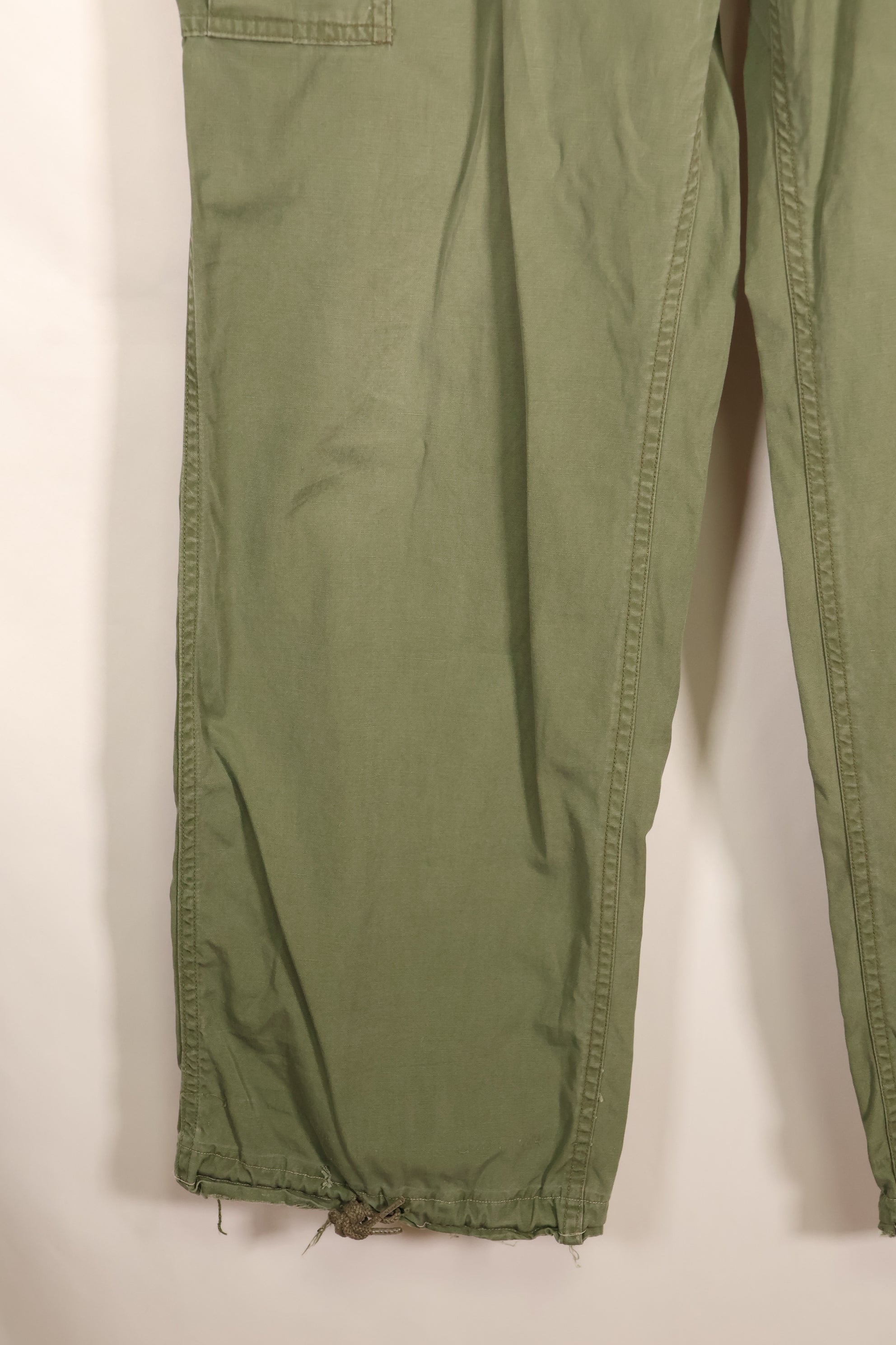 สัญญาปี 1963 – คาดว่าเป็นกางเกงทหารแบบ Jungle Fatigue รุ่นที่ 1 ของ M-S – มีสีจางบางส่วน – มือสอง