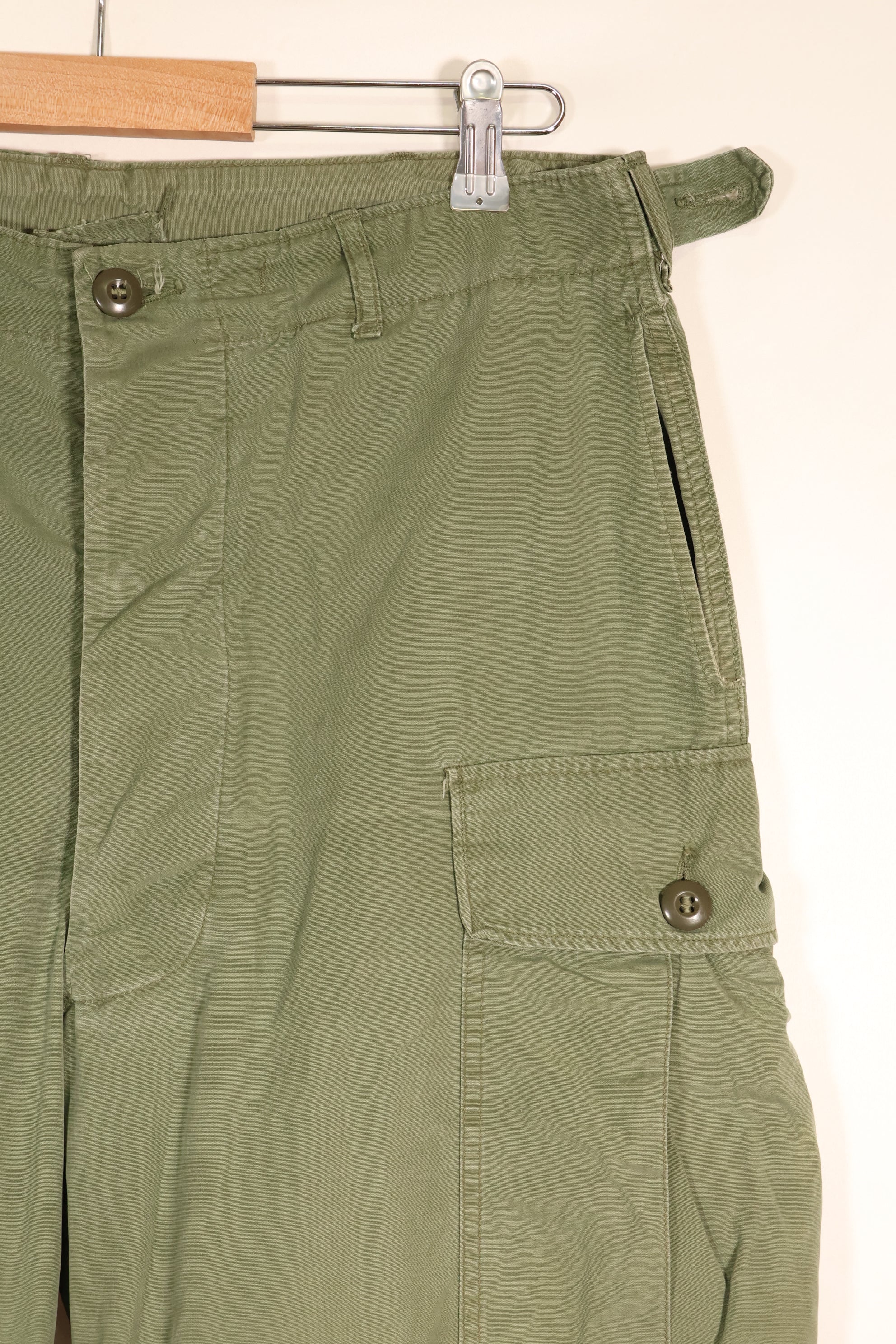 สัญญาปี 1963 – คาดว่าเป็นกางเกงทหารแบบ Jungle Fatigue รุ่นที่ 1 ของ M-S – มีสีจางบางส่วน – มือสอง