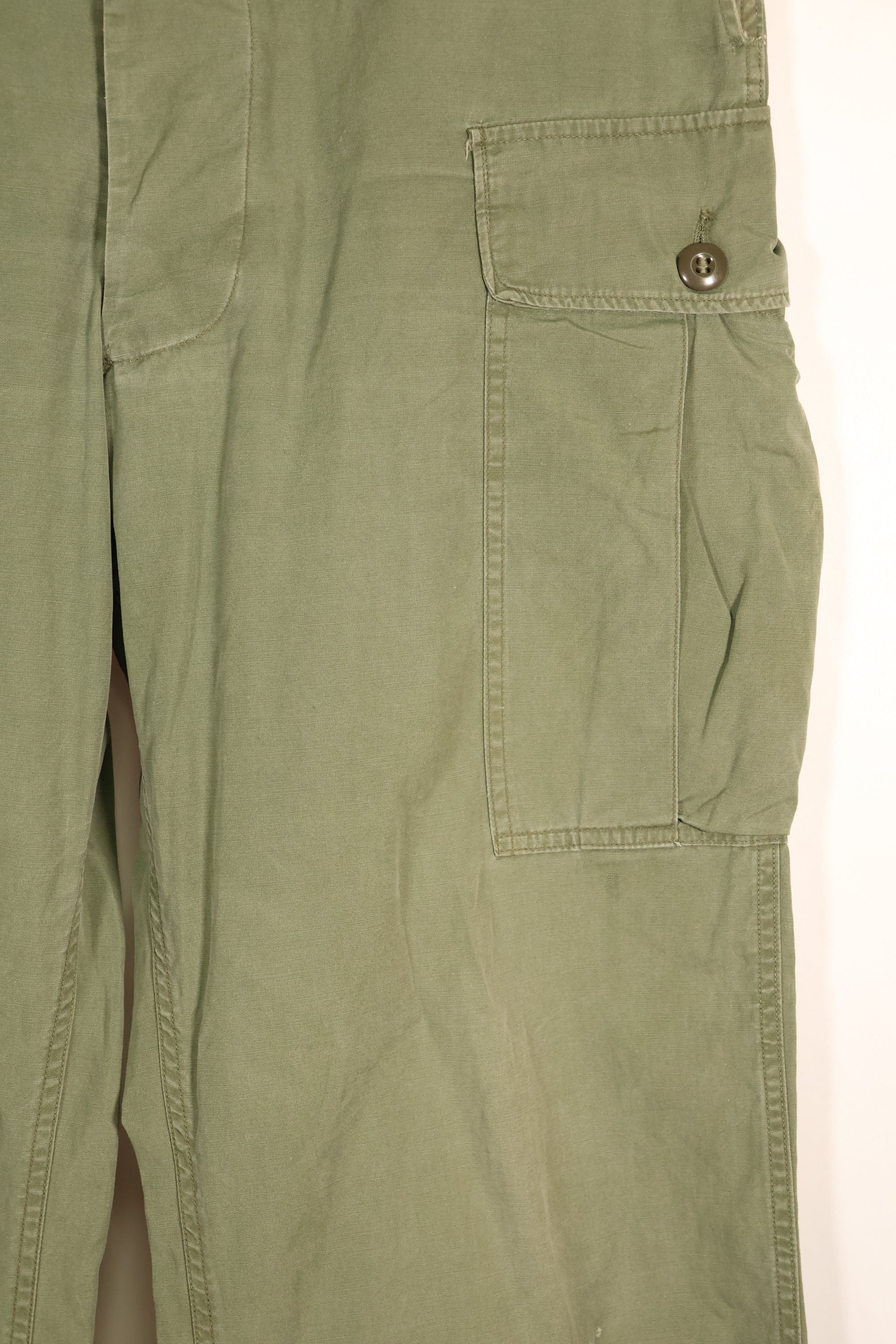 สัญญาปี 1963 – คาดว่าเป็นกางเกงทหารแบบ Jungle Fatigue รุ่นที่ 1 ของ M-S – มีสีจางบางส่วน – มือสอง
