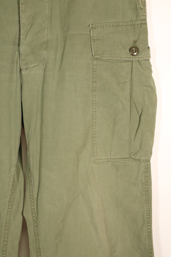 สัญญาปี 1963 – คาดว่าเป็นกางเกงทหารแบบ Jungle Fatigue รุ่นที่ 1 ของ M-S – มีสีจางบางส่วน – มือสอง
