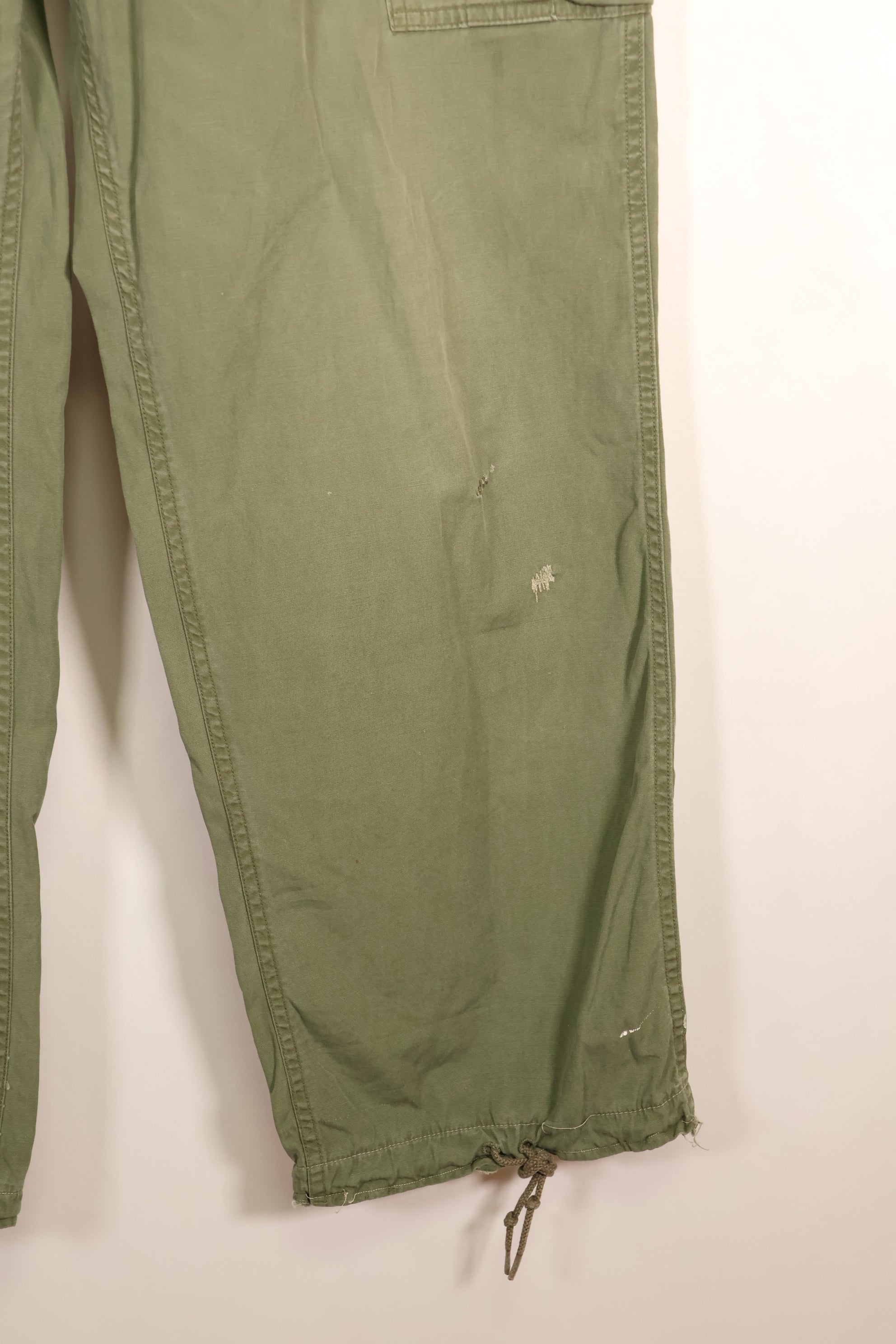 สัญญาปี 1963 – คาดว่าเป็นกางเกงทหารแบบ Jungle Fatigue รุ่นที่ 1 ของ M-S – มีสีจางบางส่วน – มือสอง