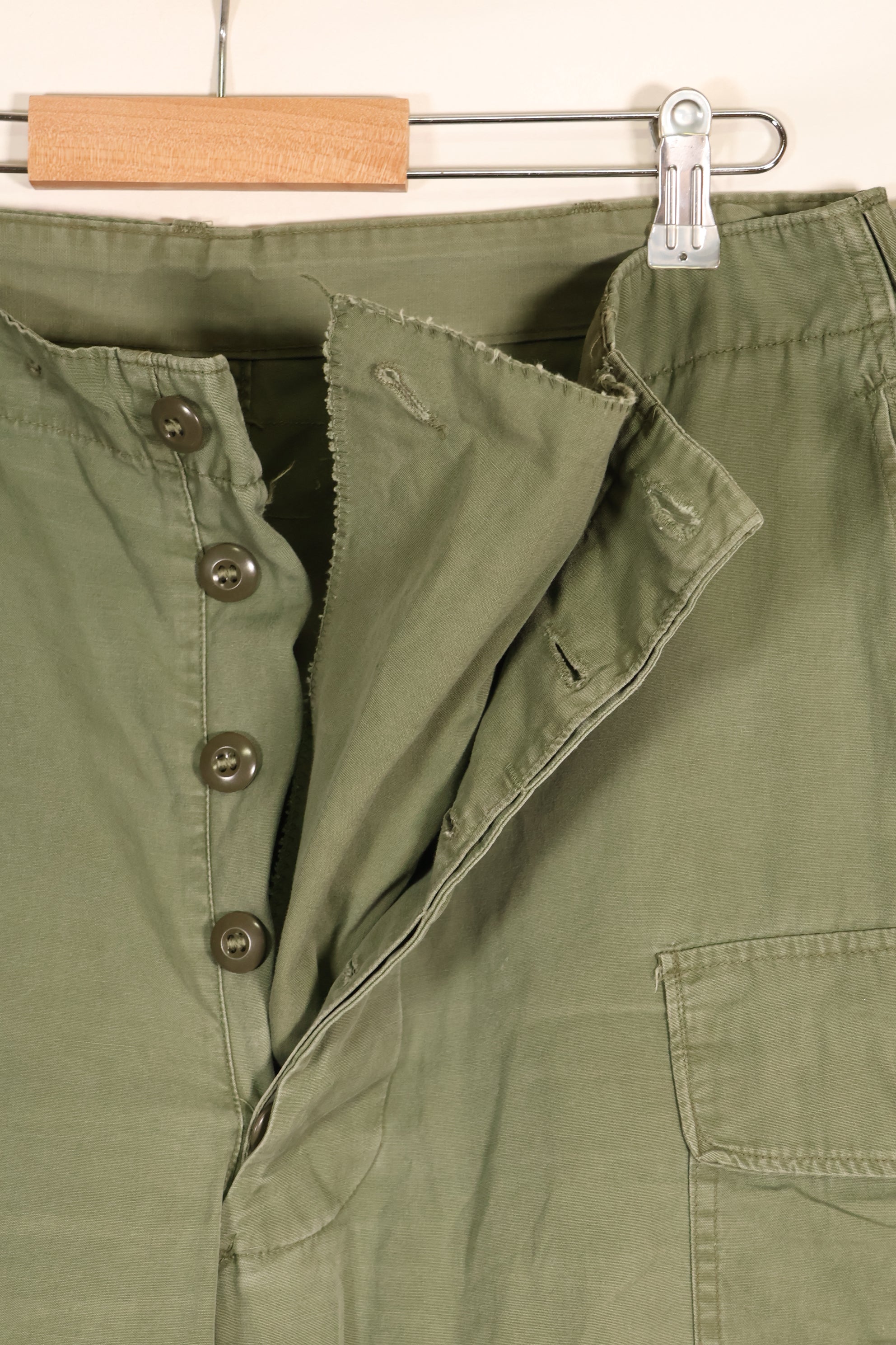 สัญญาปี 1963 – คาดว่าเป็นกางเกงทหารแบบ Jungle Fatigue รุ่นที่ 1 ของ M-S – มีสีจางบางส่วน – มือสอง