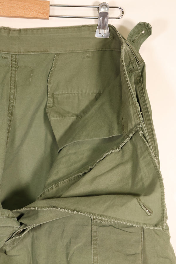 สัญญาปี 1963 – คาดว่าเป็นกางเกงทหารแบบ Jungle Fatigue รุ่นที่ 1 ของ M-S – มีสีจางบางส่วน – มือสอง