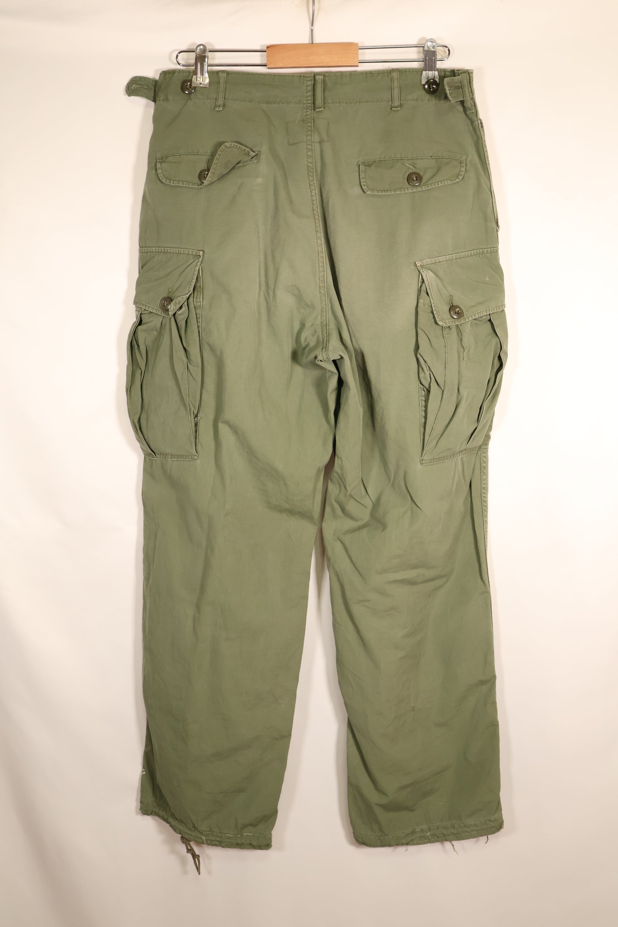 สัญญาปี 1963 – คาดว่าเป็นกางเกงทหารแบบ Jungle Fatigue รุ่นที่ 1 ของ M-S – มีสีจางบางส่วน – มือสอง