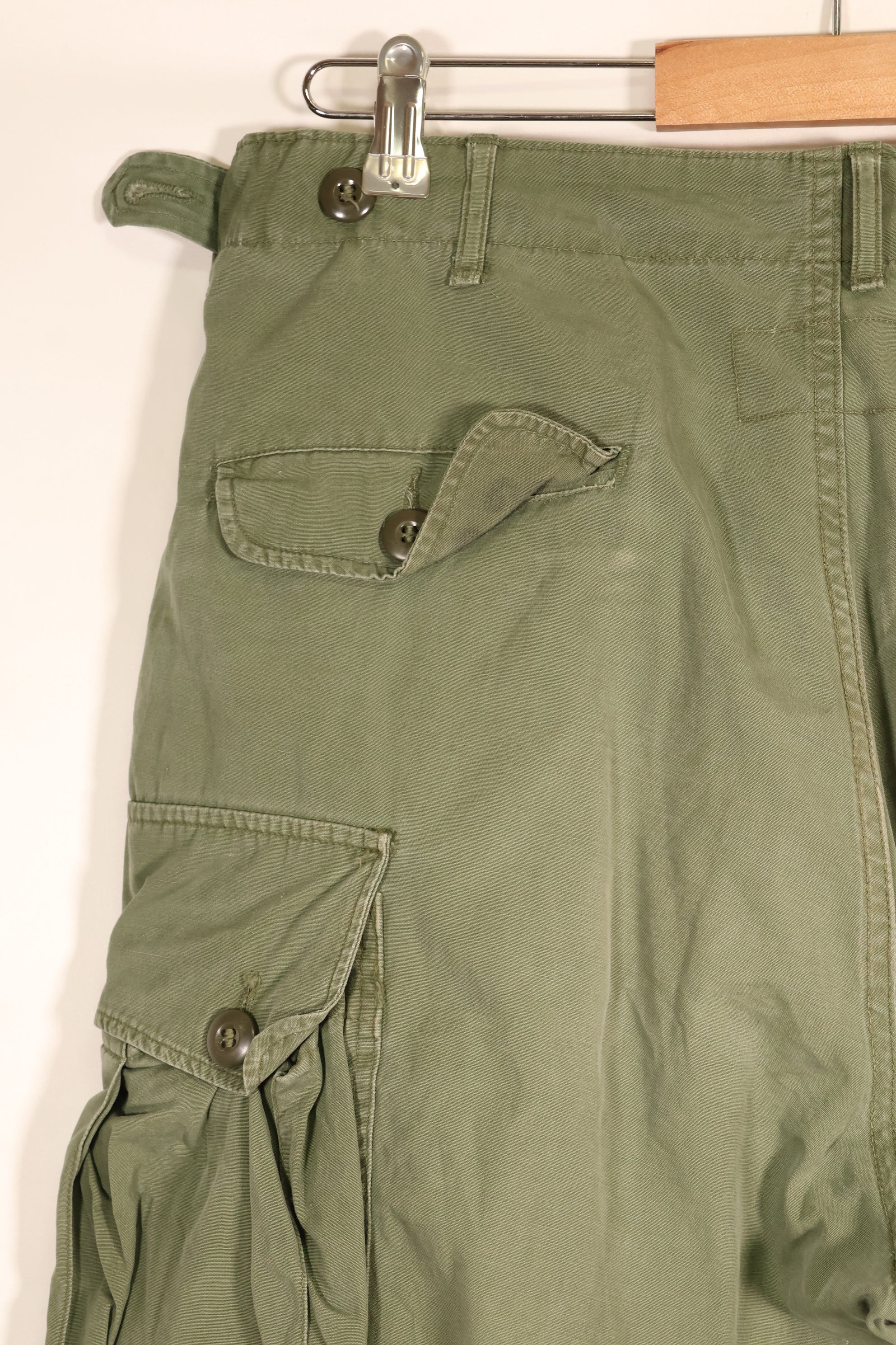 สัญญาปี 1963 – คาดว่าเป็นกางเกงทหารแบบ Jungle Fatigue รุ่นที่ 1 ของ M-S – มีสีจางบางส่วน – มือสอง